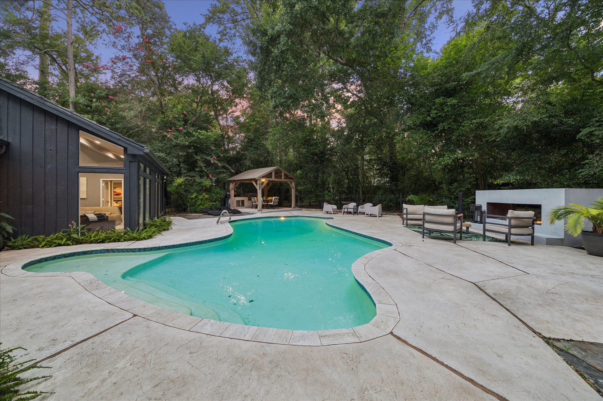  2411 Oakbank Drive - 物件實景
