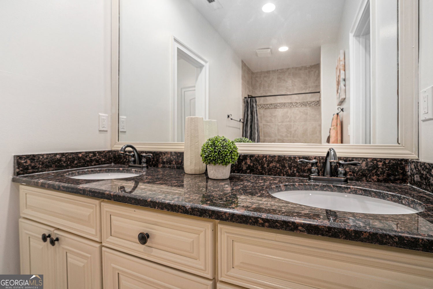Atlanta, Georgia, 30331, United States, 6 Bedrooms Bedrooms, ,6 BathroomsBathrooms,Residential,For Sale,1929933