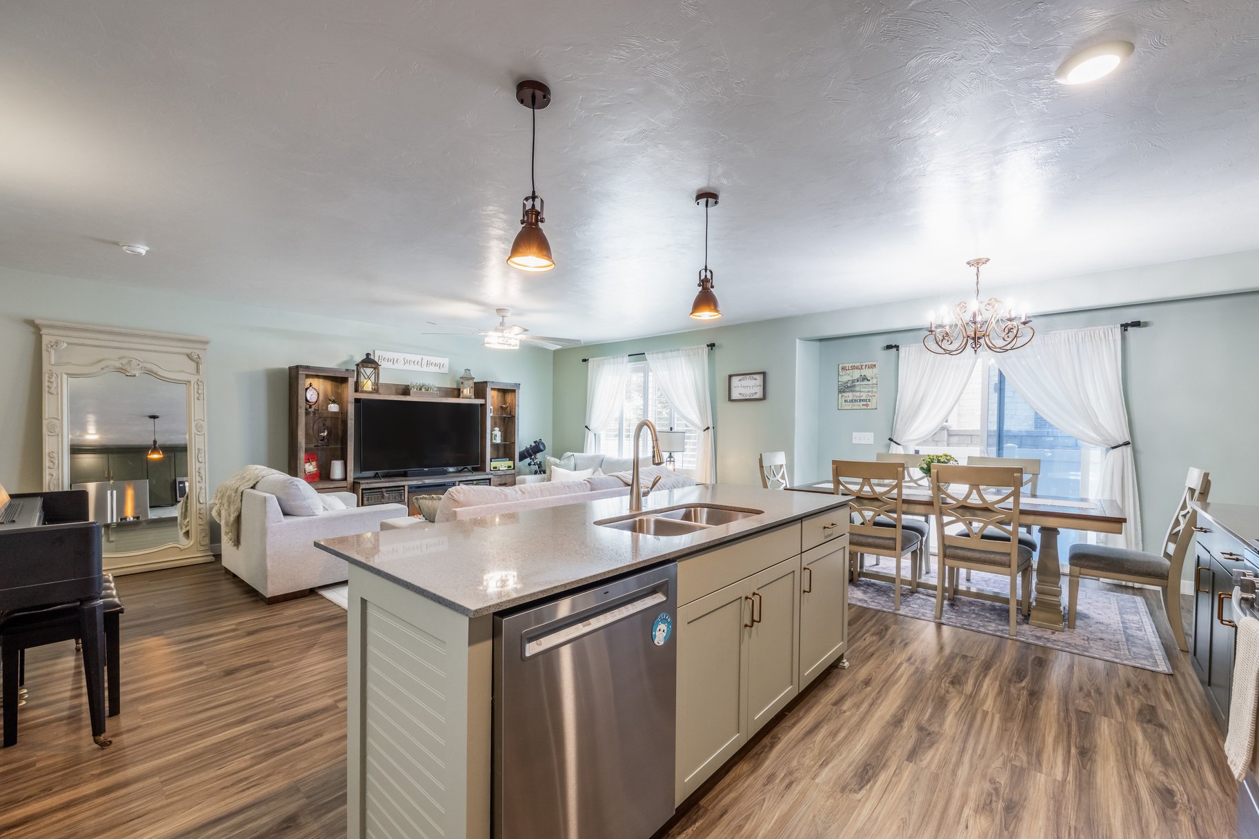  Standout Townhome with Finished Basement & Extras - 物件實景