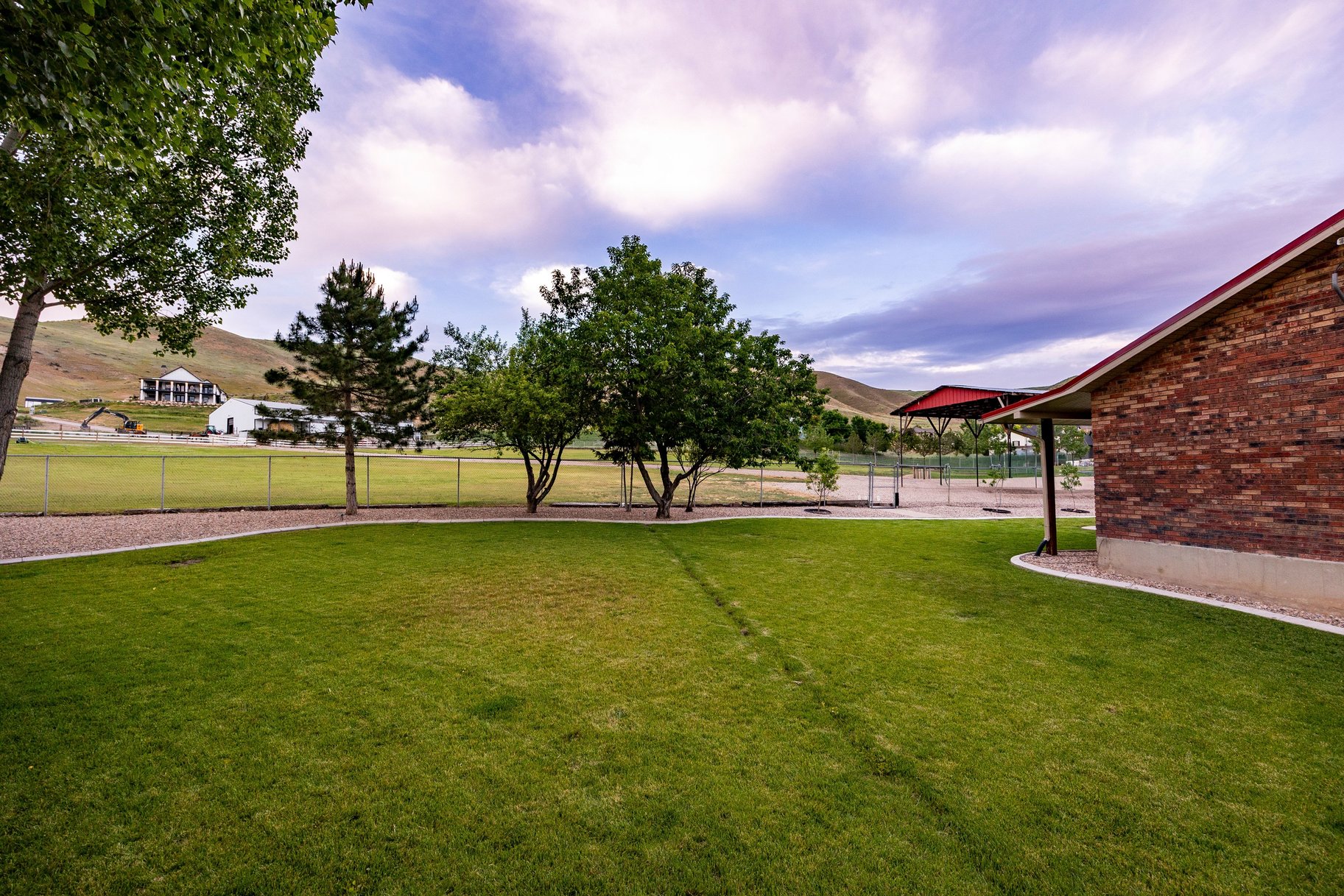  Incredibly Well-Maintained Horse Property with Indoor Arena & Views - 物件實景