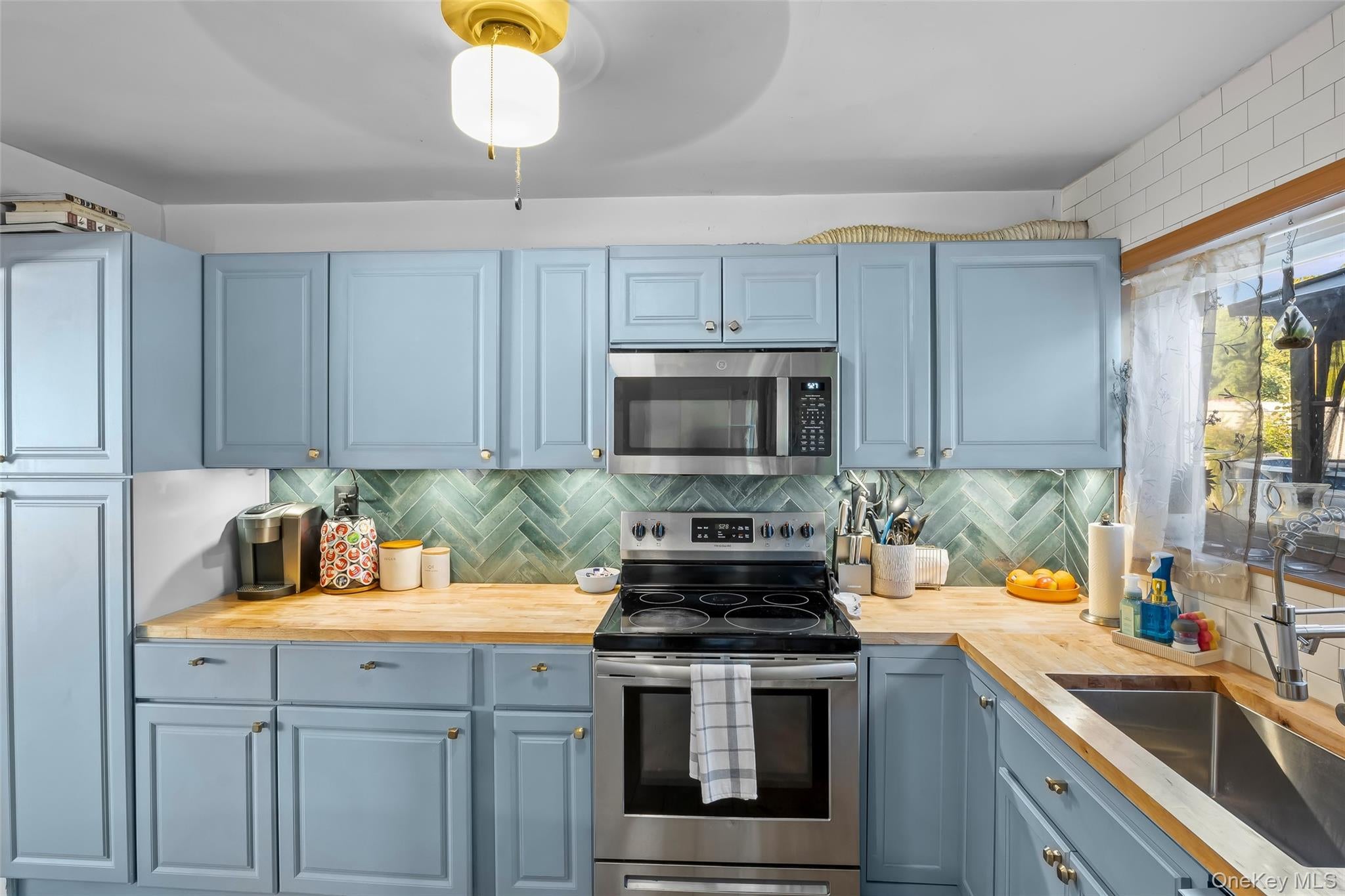 Farmingville, New York, 11738, United States, 4 Bedrooms Bedrooms, ,2 BathroomsBathrooms,Residential,For Sale,1928203