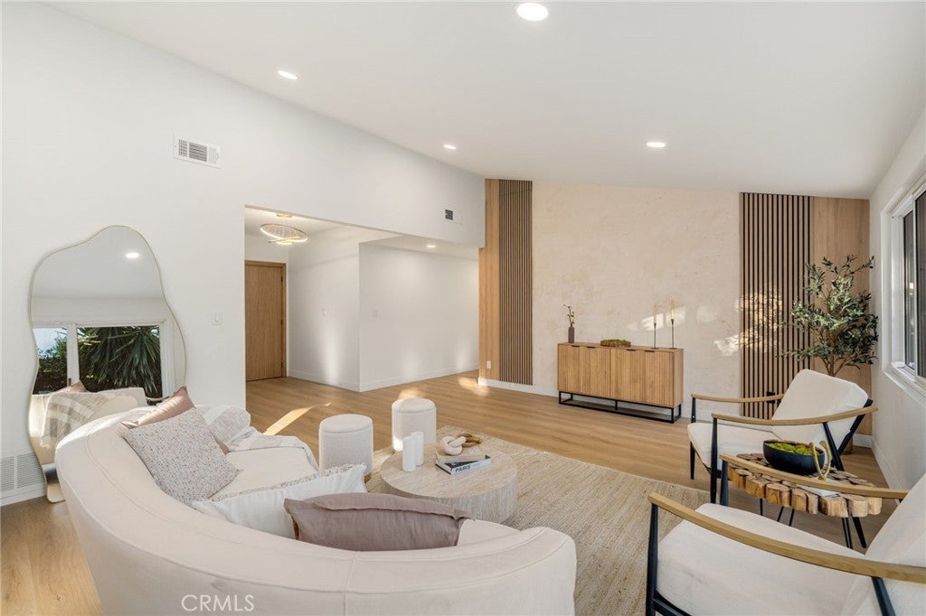 Woodland Hills, California, 91367, United States, 3 Bedrooms Bedrooms, ,2 BathroomsBathrooms,Residential,For Sale,1991959