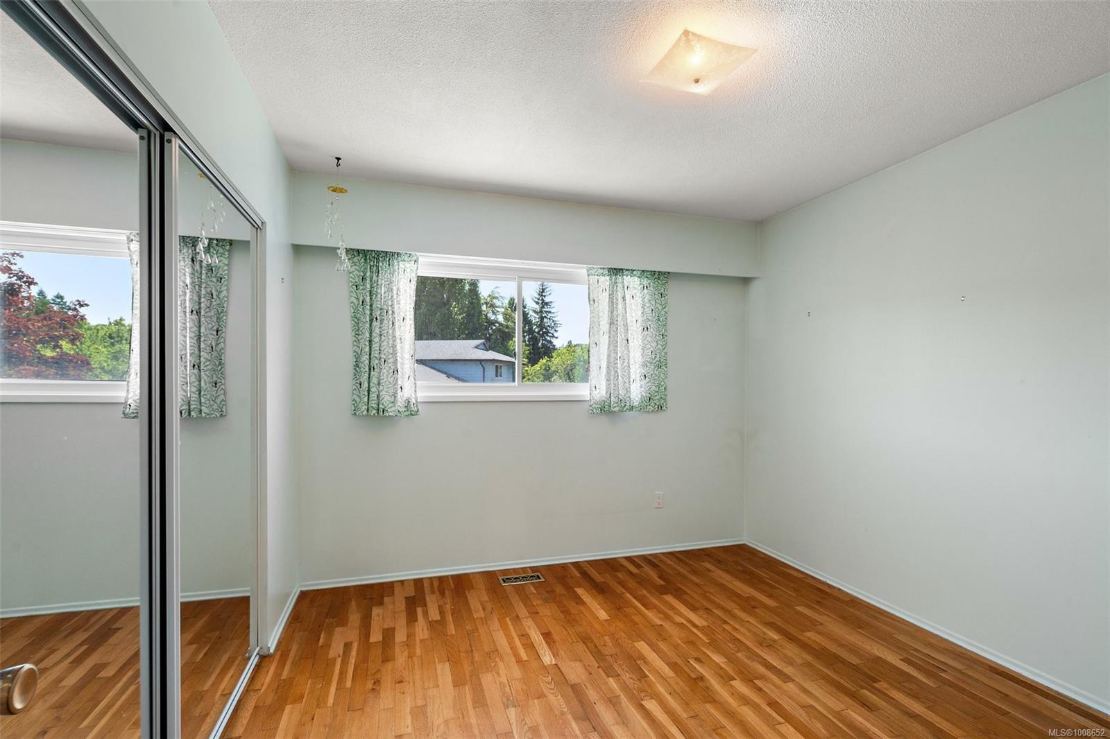 SAANICH, British Columbia, V8N 2E2, CA, 4 Bedrooms Bedrooms, ,Residential,For Sale,1949175