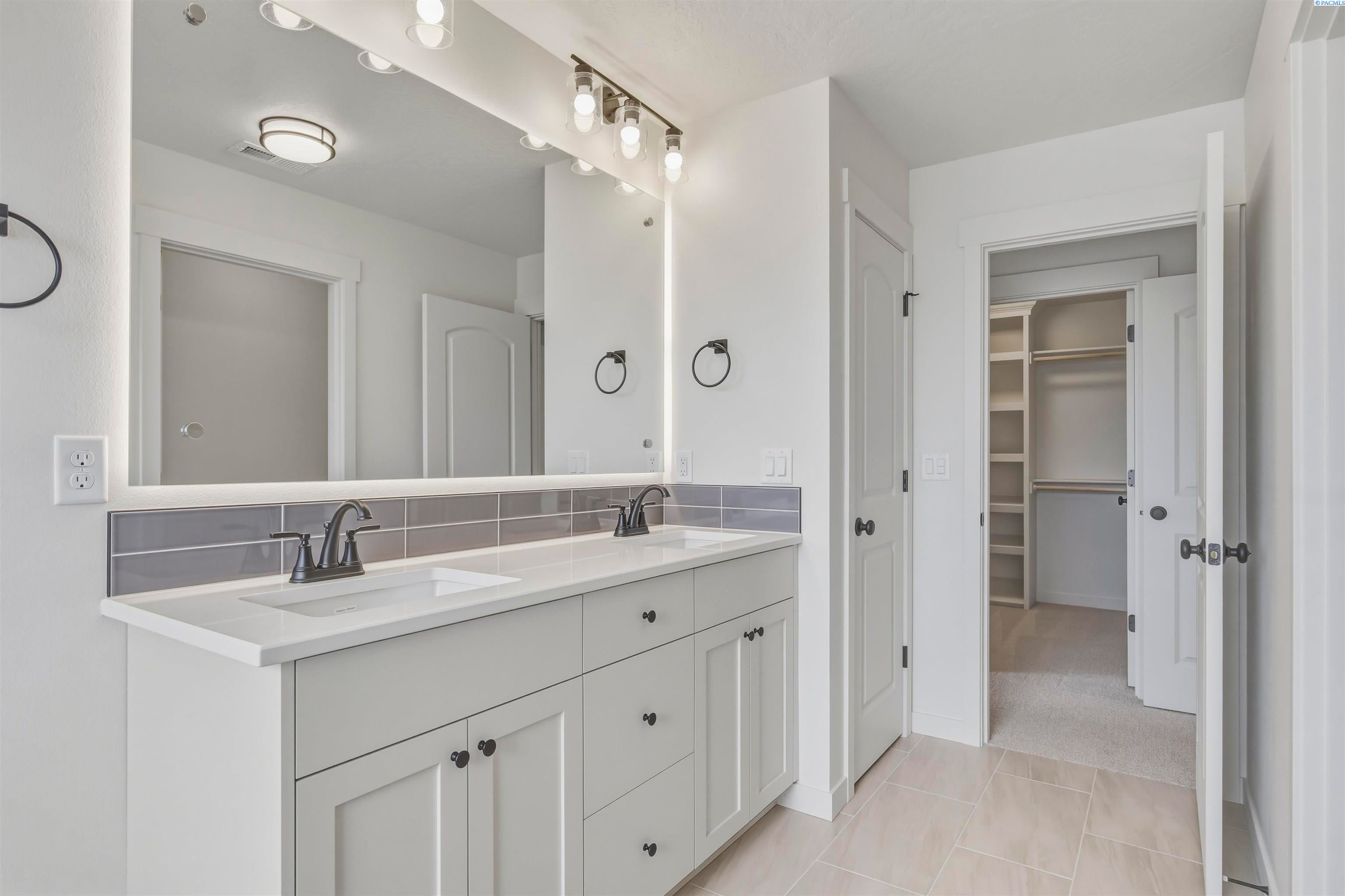 Prosser, Washington, 99350, United States, 5 Bedrooms Bedrooms, ,3 BathroomsBathrooms,Residential,For Sale,2028032
