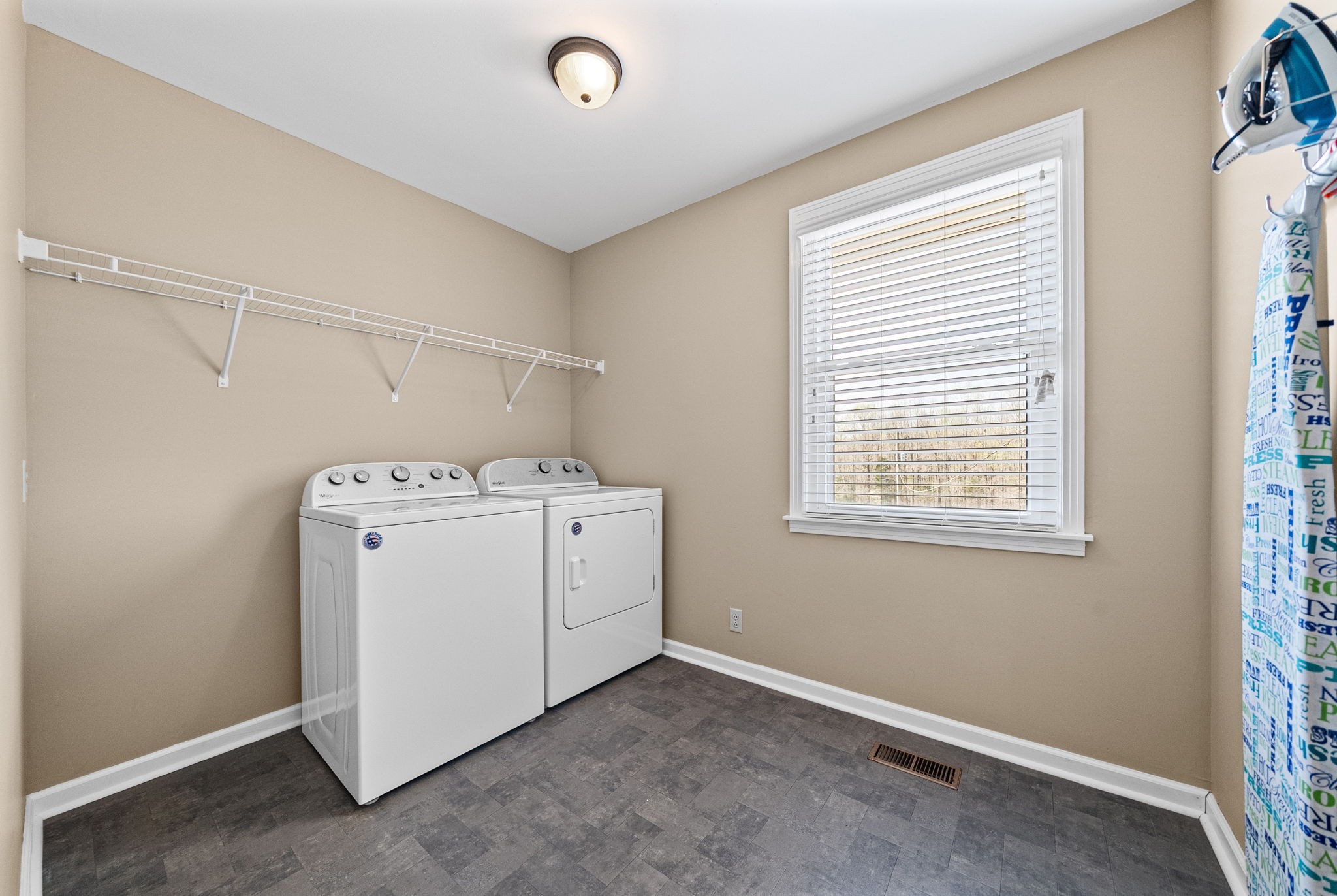 Clarksville, Tennessee, 37040, United States, 2 Bedrooms Bedrooms, ,2 BathroomsBathrooms,Residential,For Sale,2030332