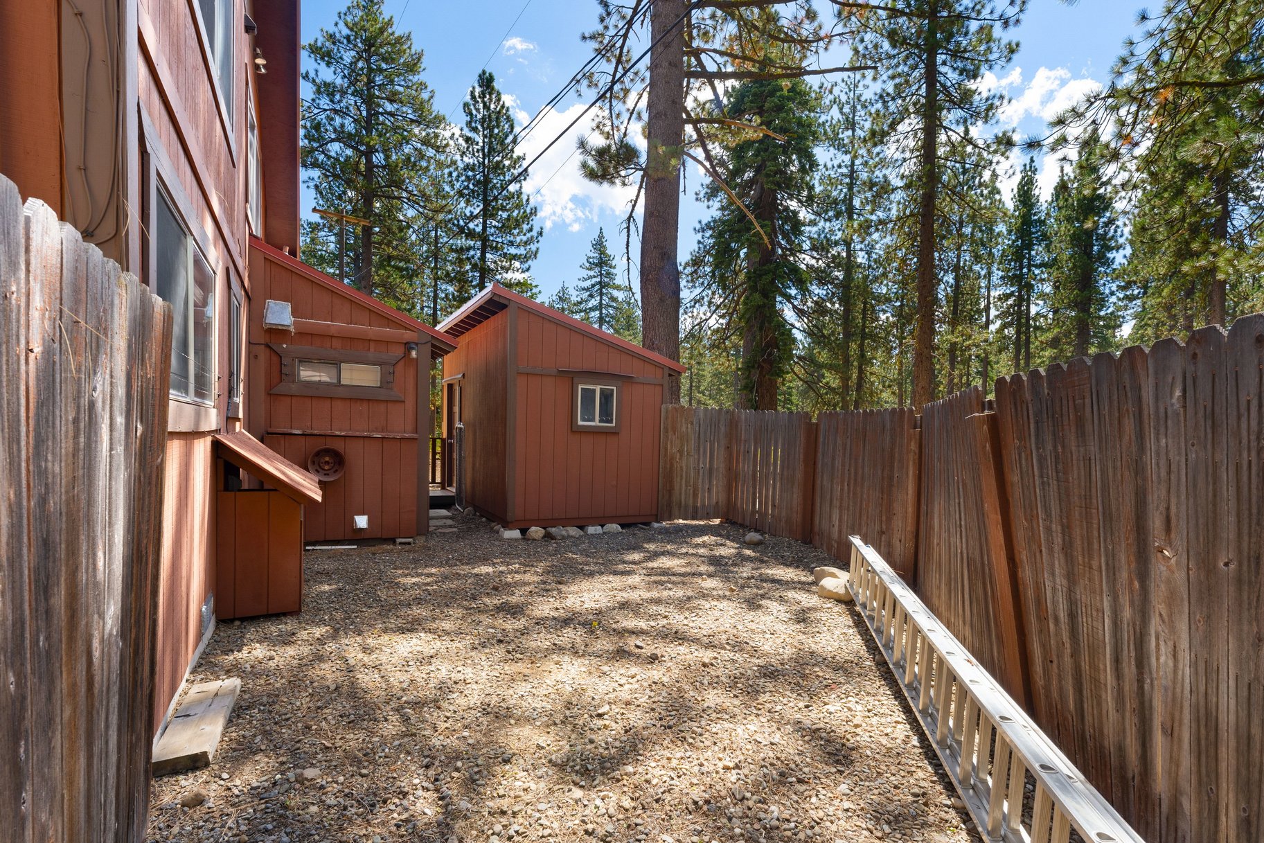  West Shore Gem - An Authentic Pineland Chalet with Detached Garage + Studio - 物件實景
