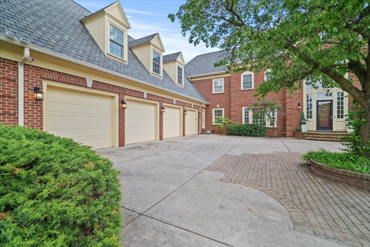 Bloomington, Illinois, 61704, United States, 4 Bedrooms Bedrooms, ,7 BathroomsBathrooms,Residential,For Sale,1941288