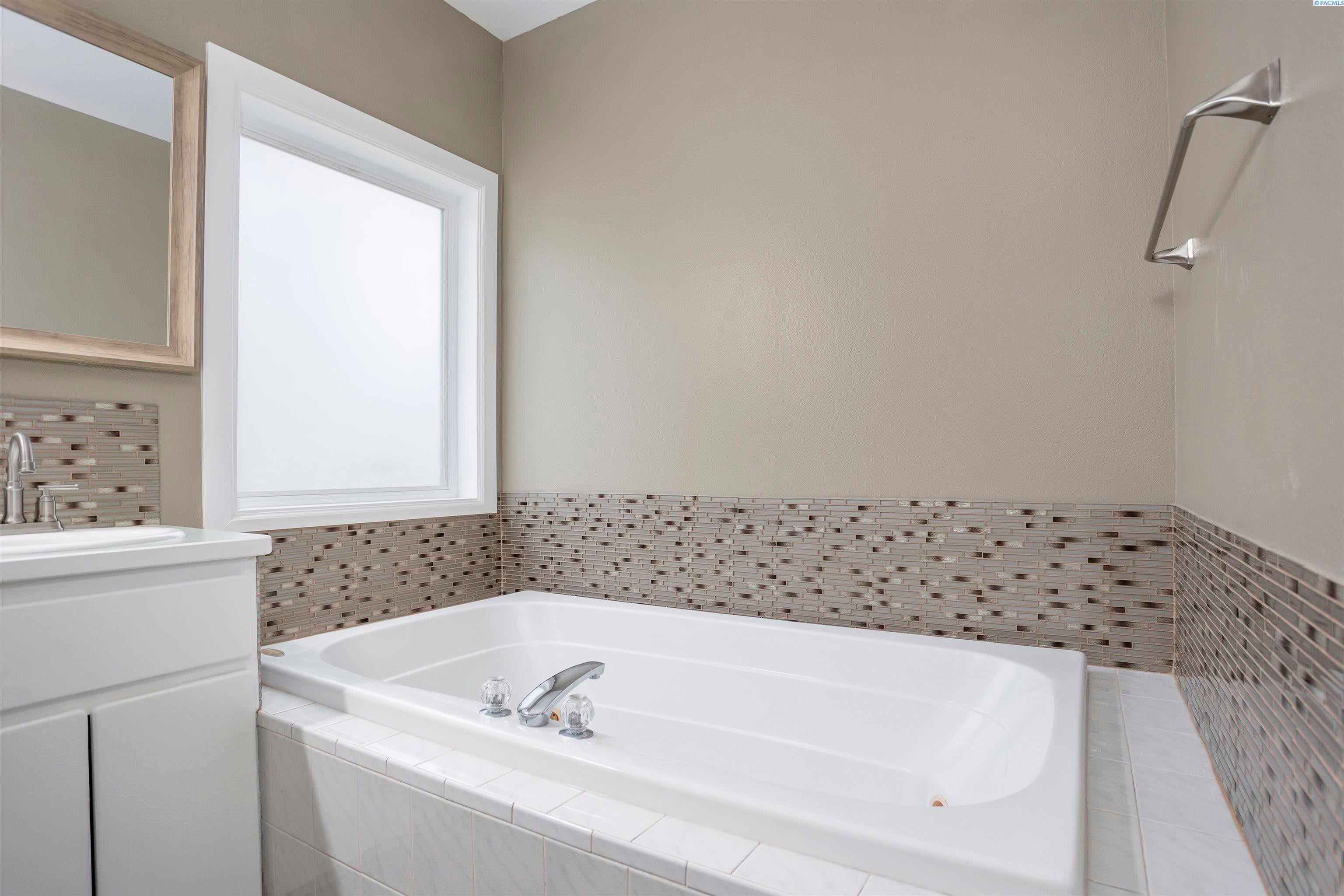 West Richland, Washington, 99353, United States, 5 Bedrooms Bedrooms, ,3 BathroomsBathrooms,Residential,For Sale,1923424