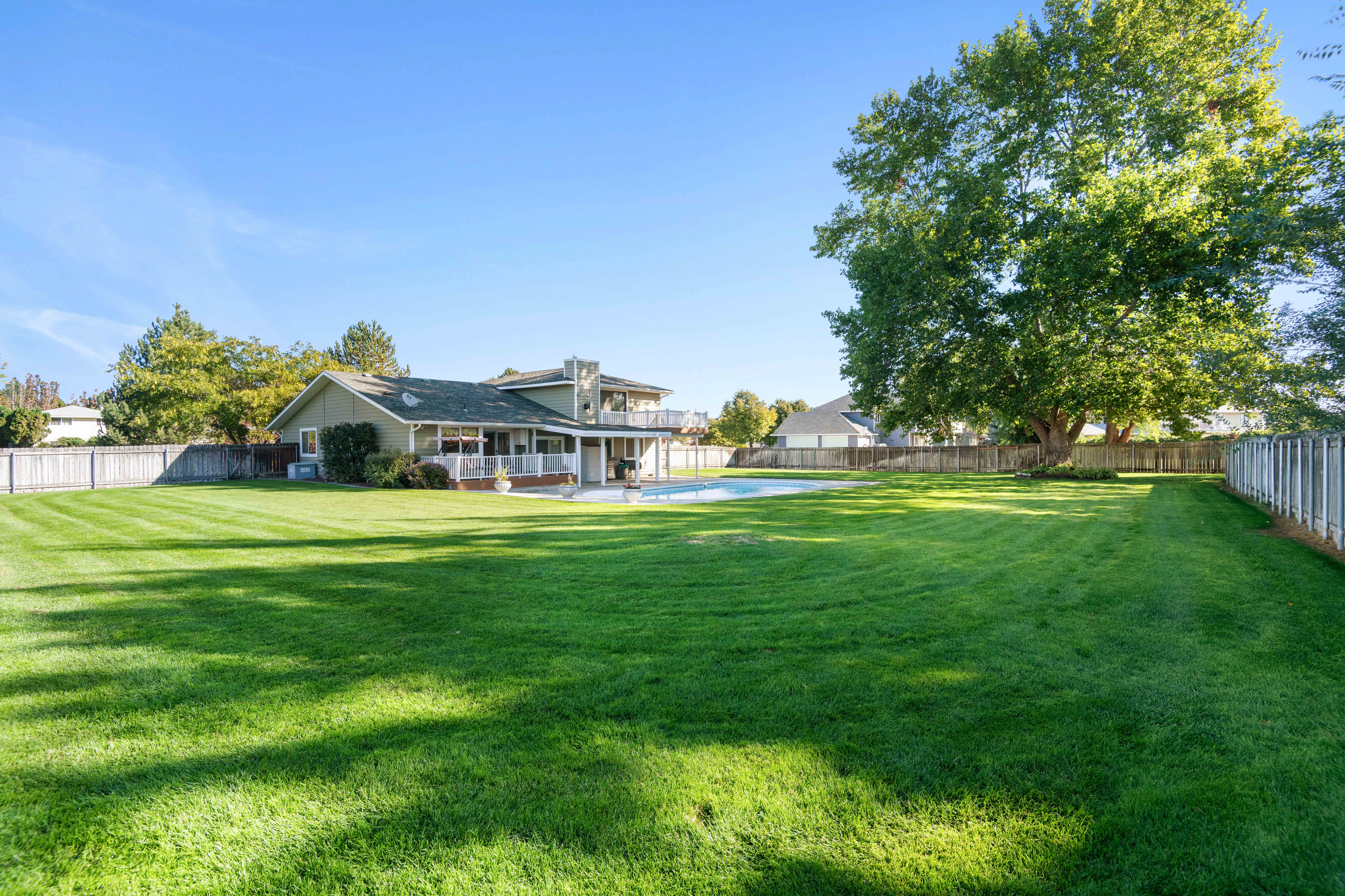  Property with a POOL and room for a shop - 物件實景