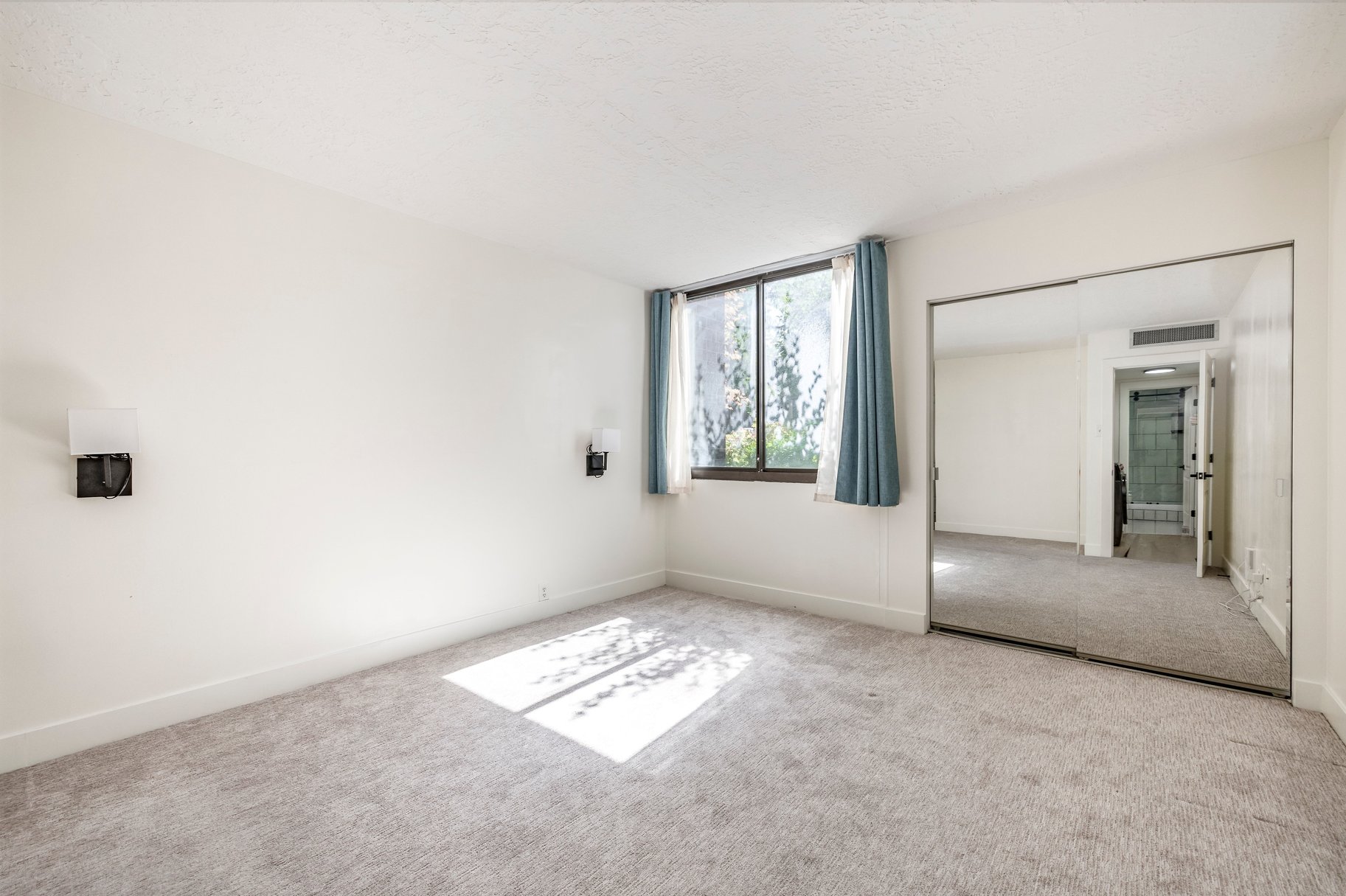  Downtown Main-Level Condo with Prime Location & Private Patio - 物件實景