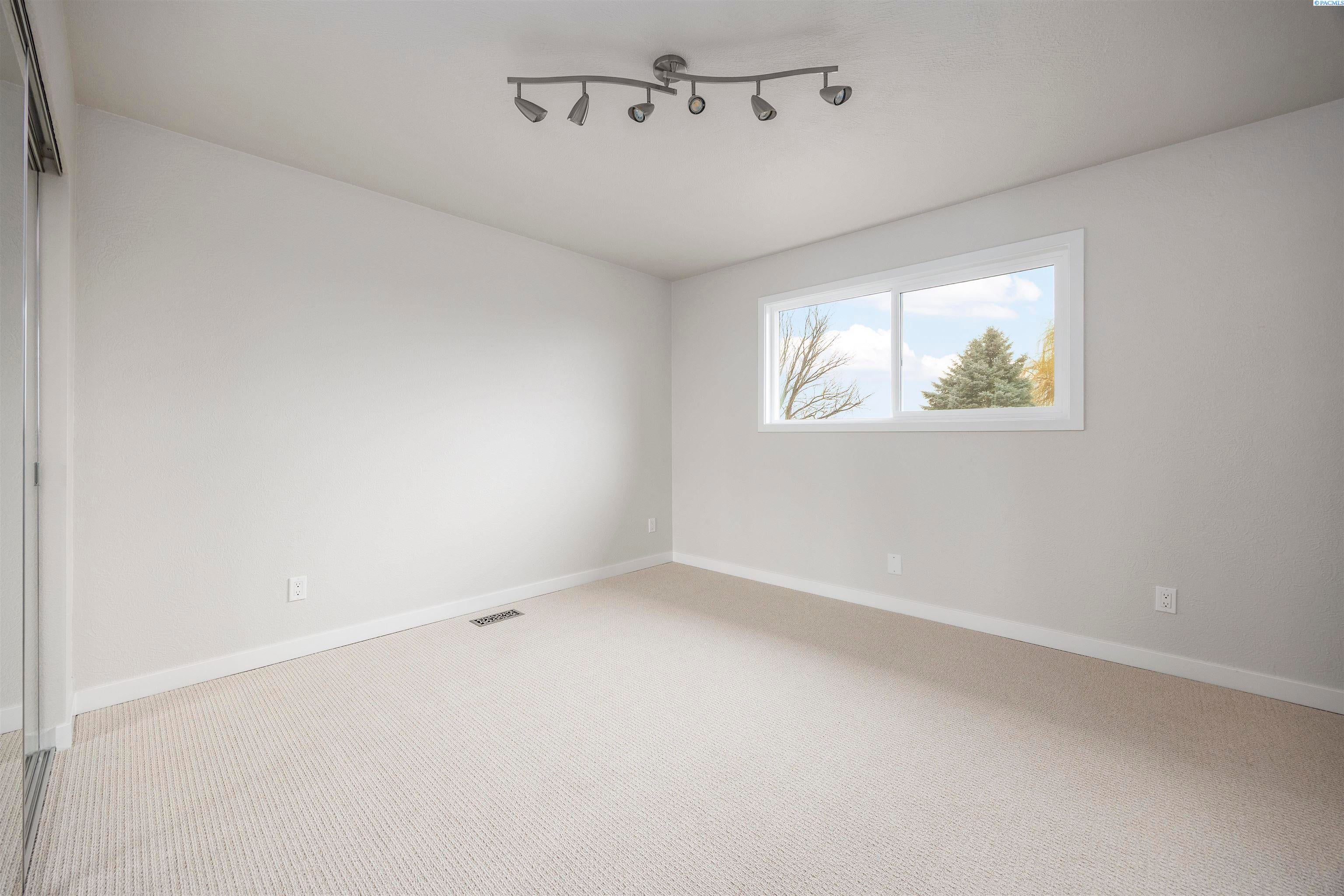 Grandview, Washington, 98930, United States, 4 Bedrooms Bedrooms, ,3 BathroomsBathrooms,Residential,For Sale,2007847