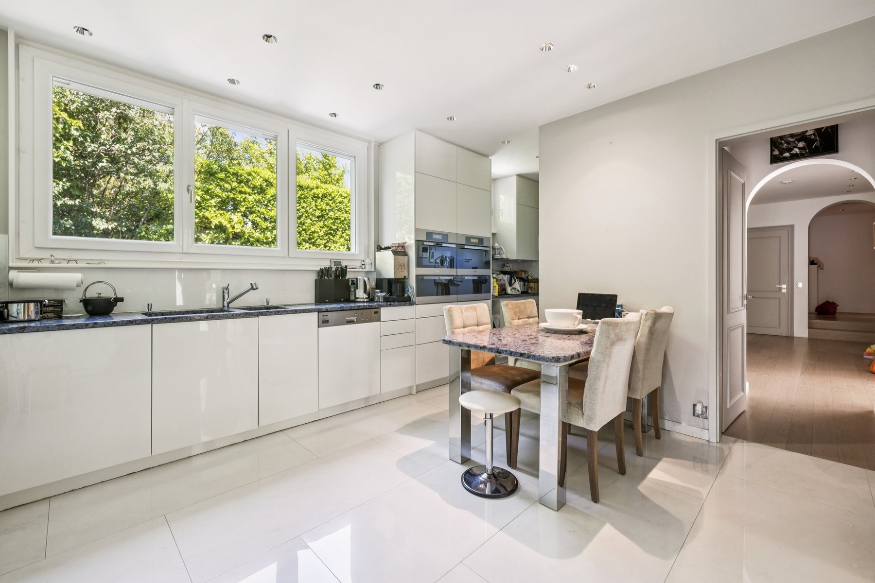  An exceptional property set in lush greenery - 物件實景
