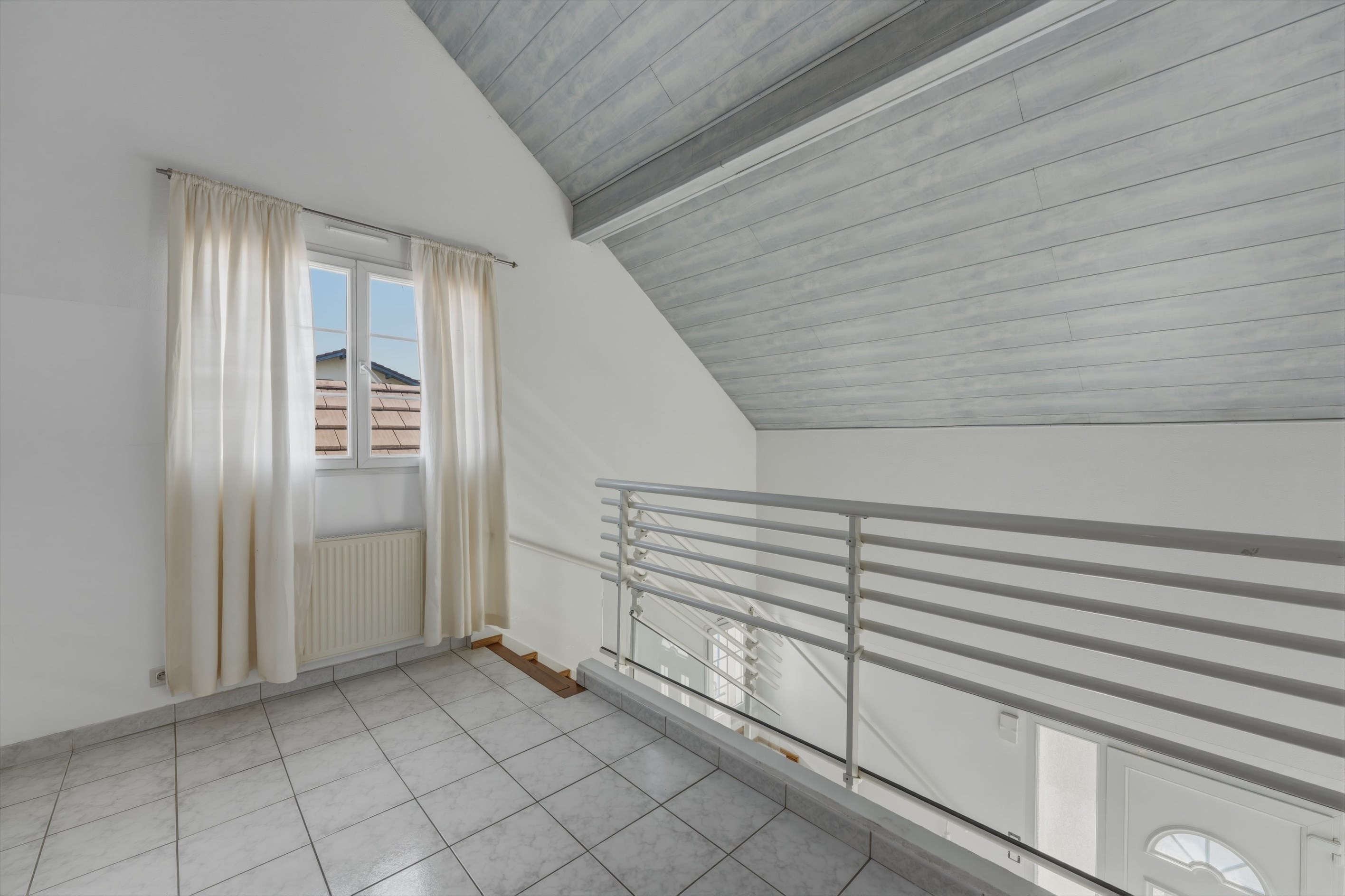  Elegant Home with Swimming Pool in a Peaceful Residential Setting - 物件實景