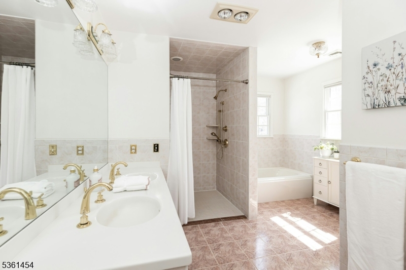 Berkeley Heights Twp., New Jersey, 07922, United States, 6 Bedrooms Bedrooms, ,4 BathroomsBathrooms,Residential,For Sale,1837487