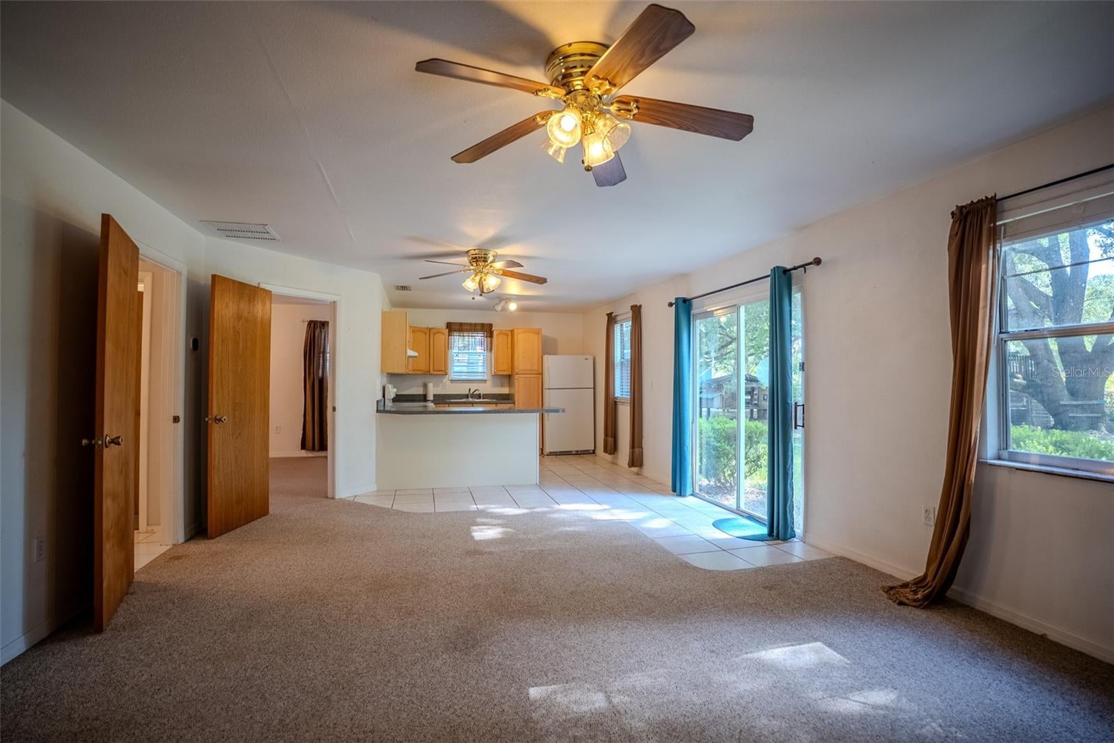 LADY LAKE, Florida, 32159, United States, 5 Bedrooms Bedrooms, ,3 BathroomsBathrooms,Residential,For Sale,1850305