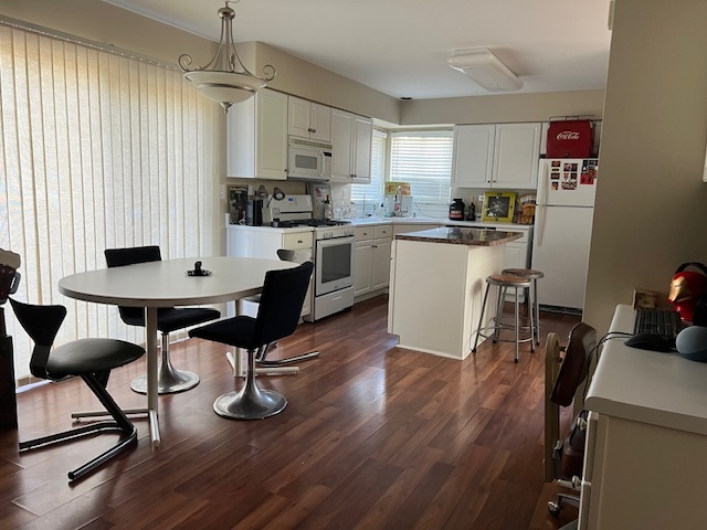 Aurora, Illinois, 60502, United States, 4 Bedrooms Bedrooms, ,3 BathroomsBathrooms,Residential,For Sale,1991569