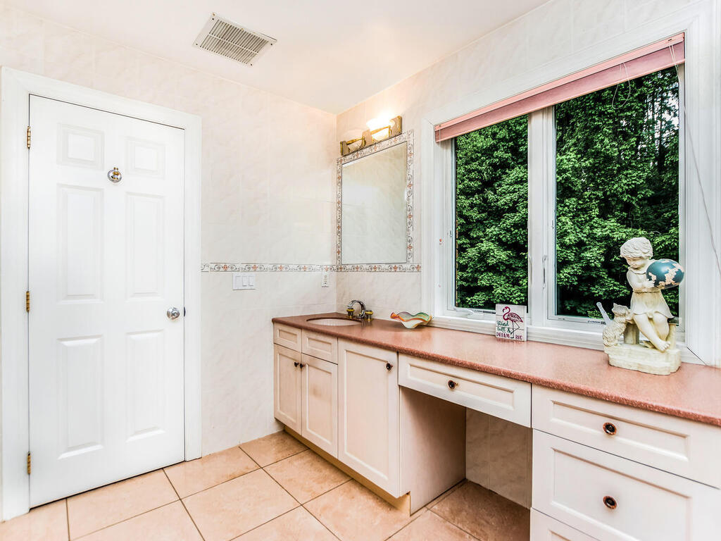 Scarsdale, New York, 10583, United States, 5 Bedrooms Bedrooms, ,6 BathroomsBathrooms,Residential,For Sale,1974207