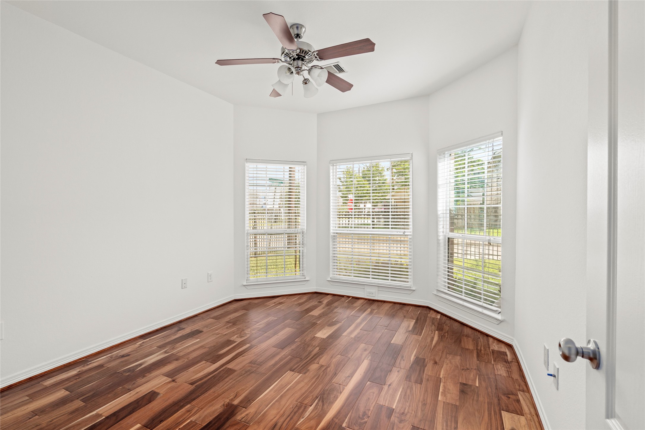  1613 Saulnier Street - 物件實景