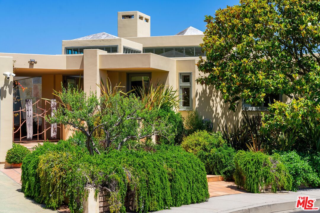 Pacific Palisades, California, 90272, United States, 4 Bedrooms Bedrooms, ,2 BathroomsBathrooms,Residential,For Sale,1770890