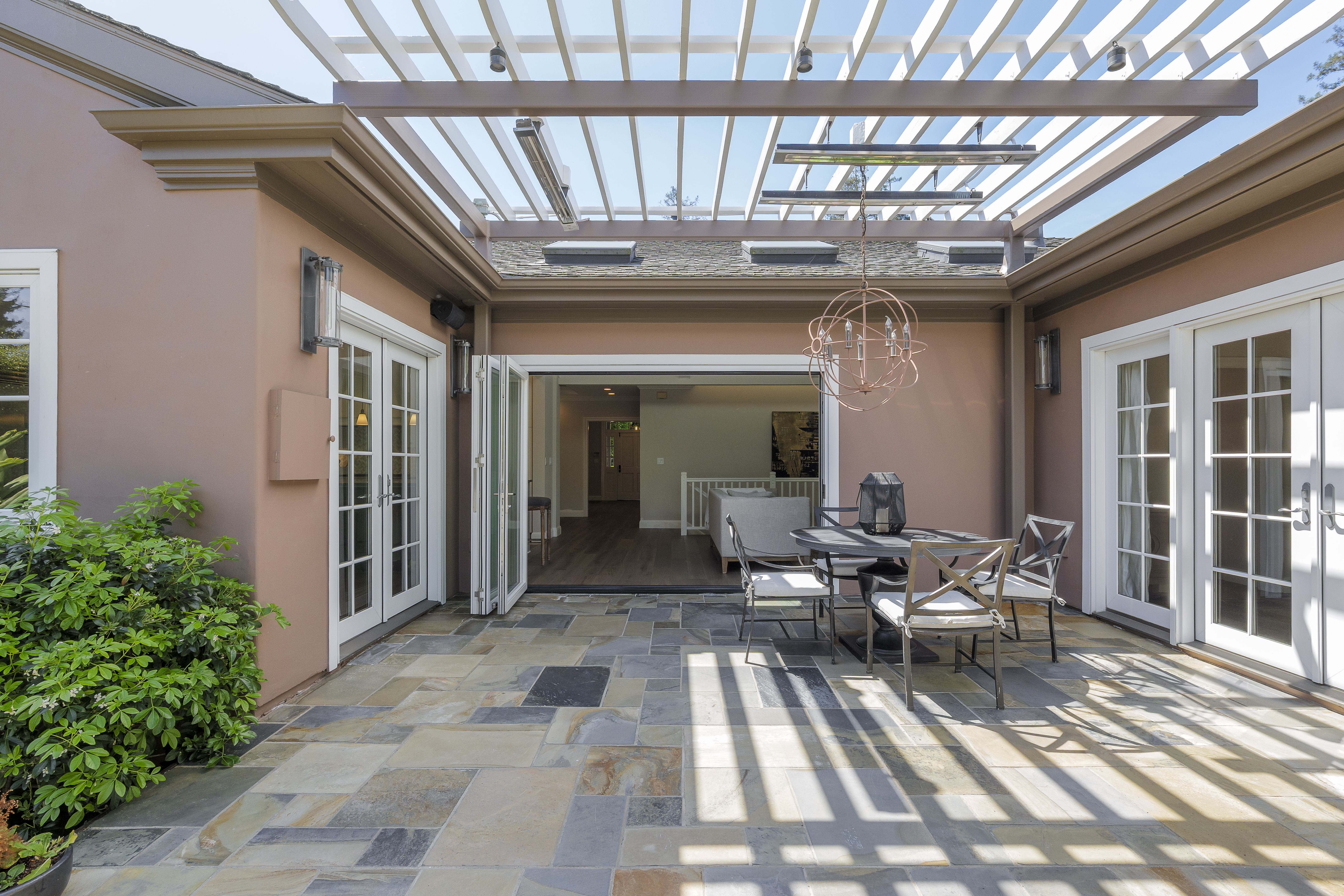  Beautifully Remodeled Craftsman-Inspired Home Located in the Willows - 物件實景