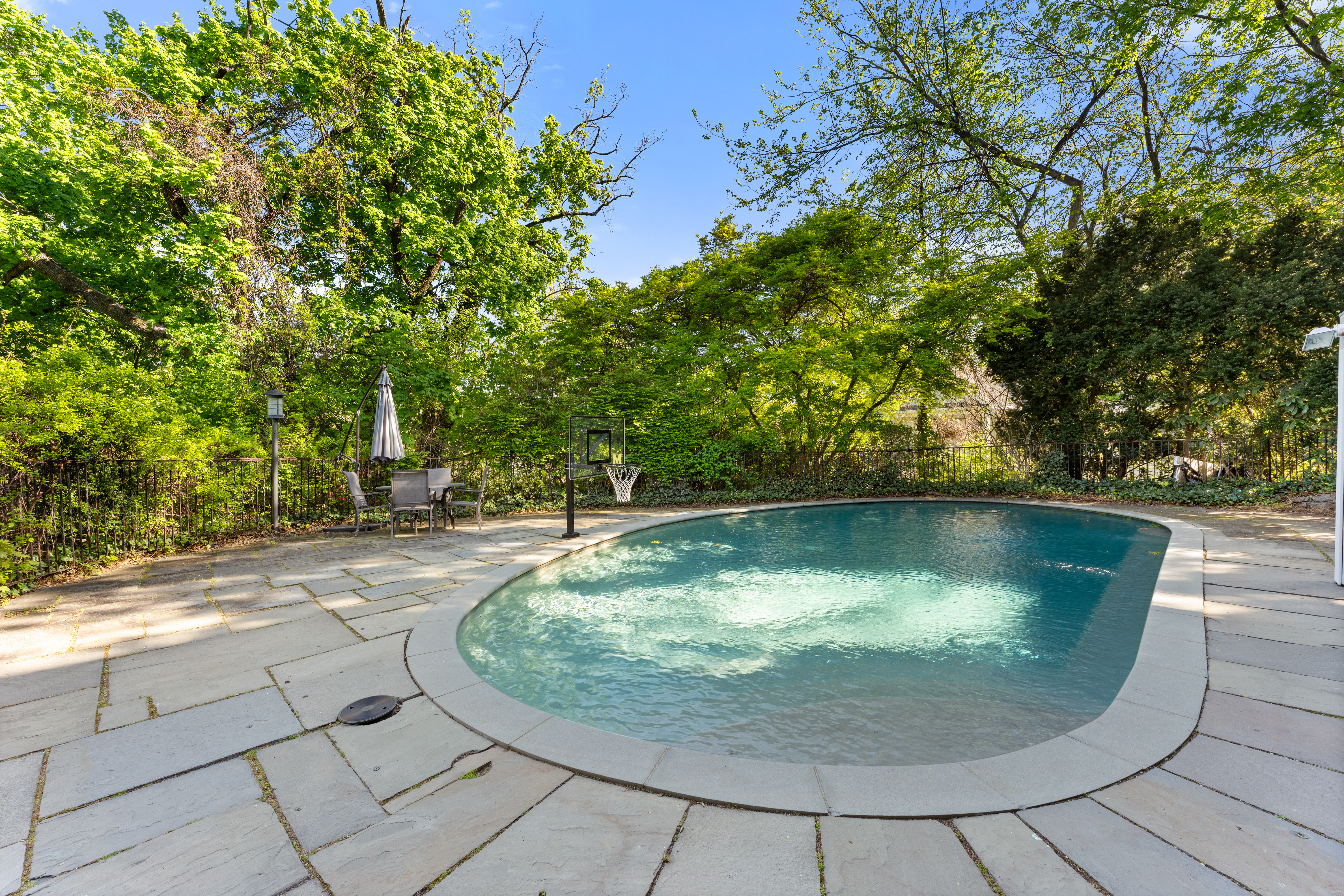  Set on a rare property of over half an acre. - 物件實景