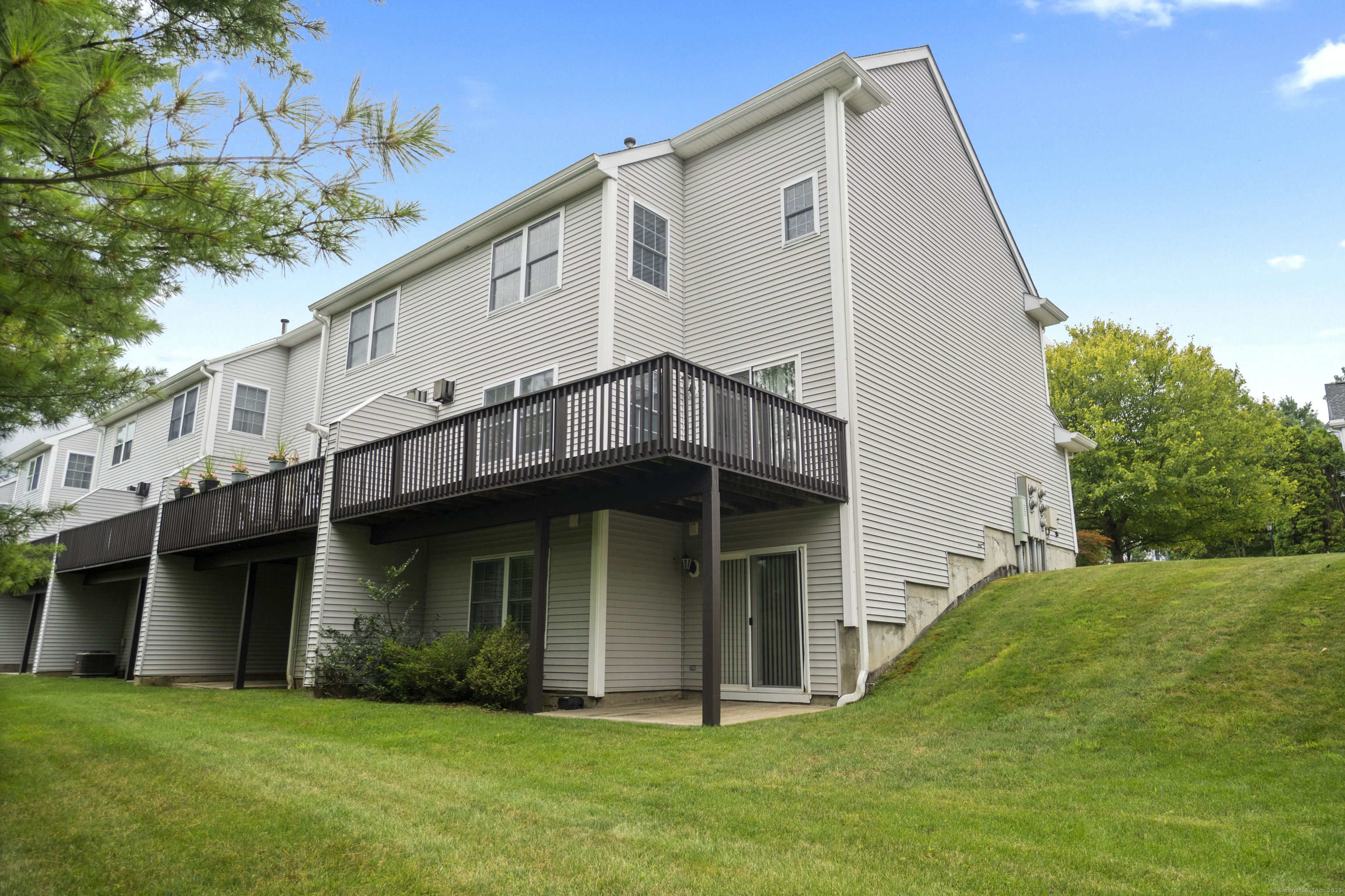 Danbury, Connecticut, 06811, United States, 2 Bedrooms Bedrooms, ,3 BathroomsBathrooms,Residential,For Sale,1932633