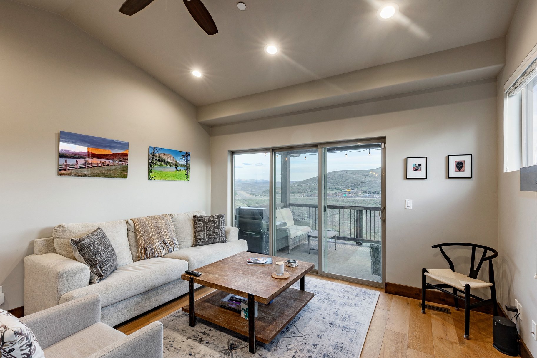  Stunning End-Unit Townhome With Loads of Natural Light - 物件實景