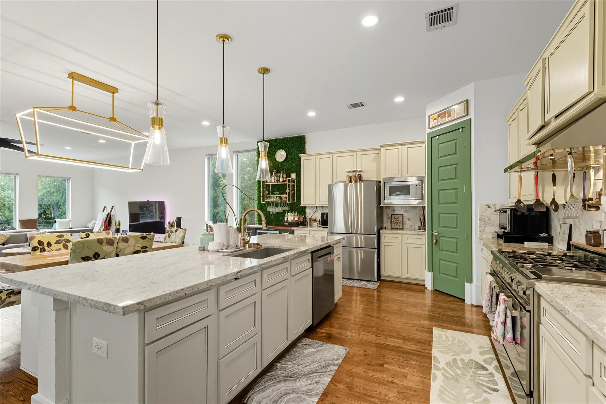 Houston, Texas, 77006, United States, 3 Bedrooms Bedrooms, ,4 BathroomsBathrooms,Residential,For Sale,1977830