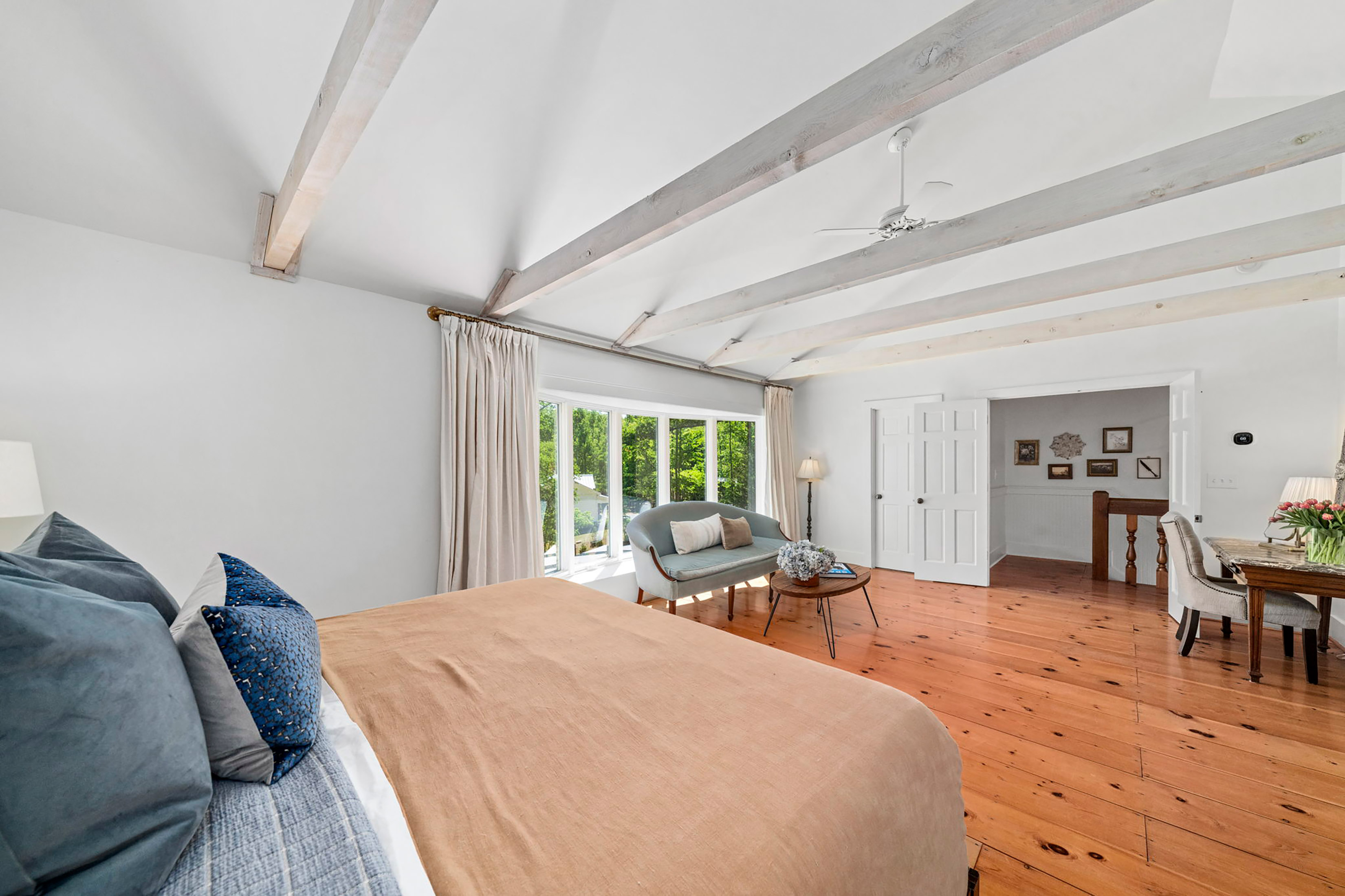  Live Timeless in Coveted Farmhouse on 4+ Private Gated Acres In Roswell - 物件實景