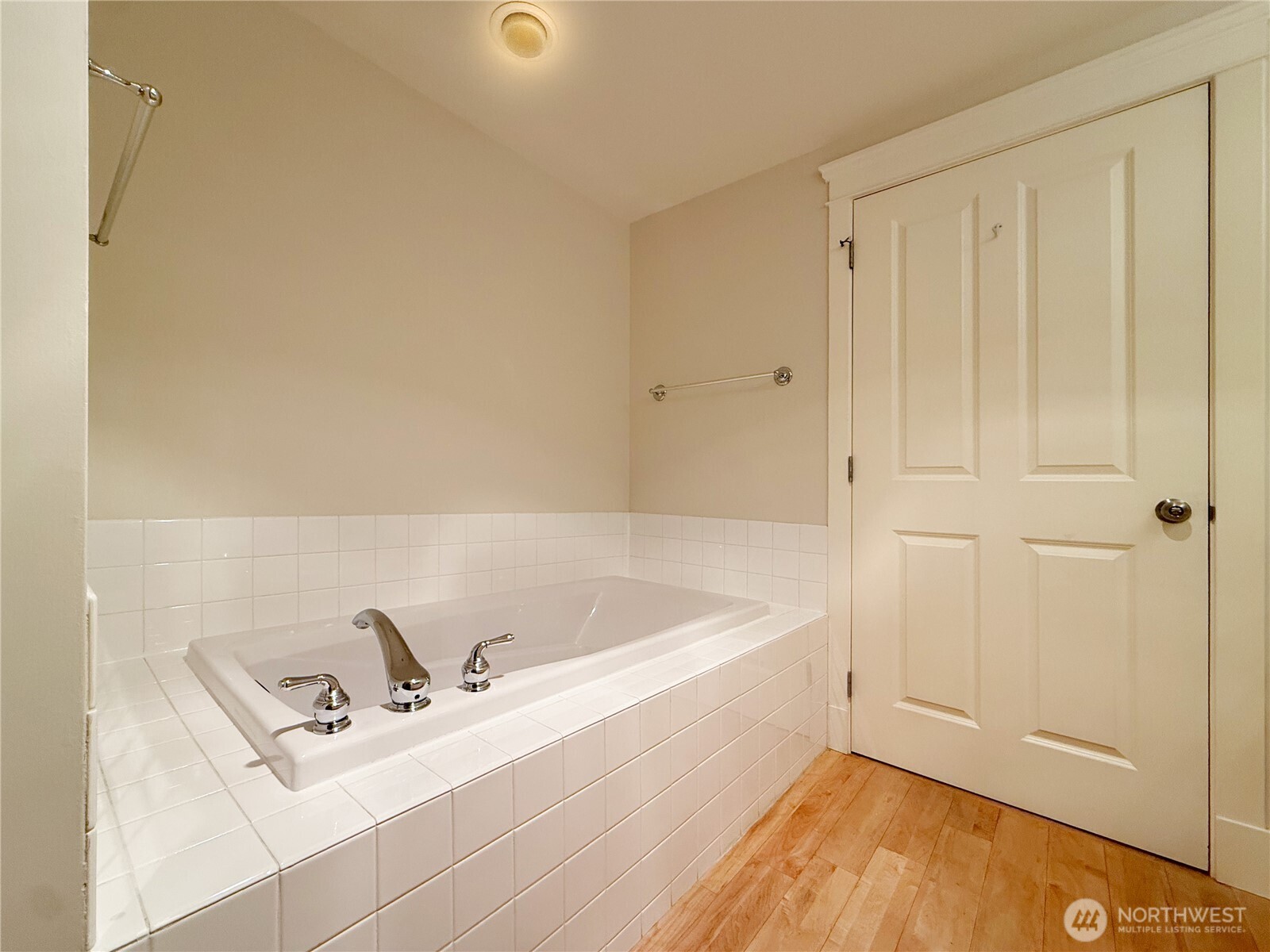Seattle, Washington, 98199, United States, 2 Bedrooms Bedrooms, ,2 BathroomsBathrooms,Residential,For Sale,1998724