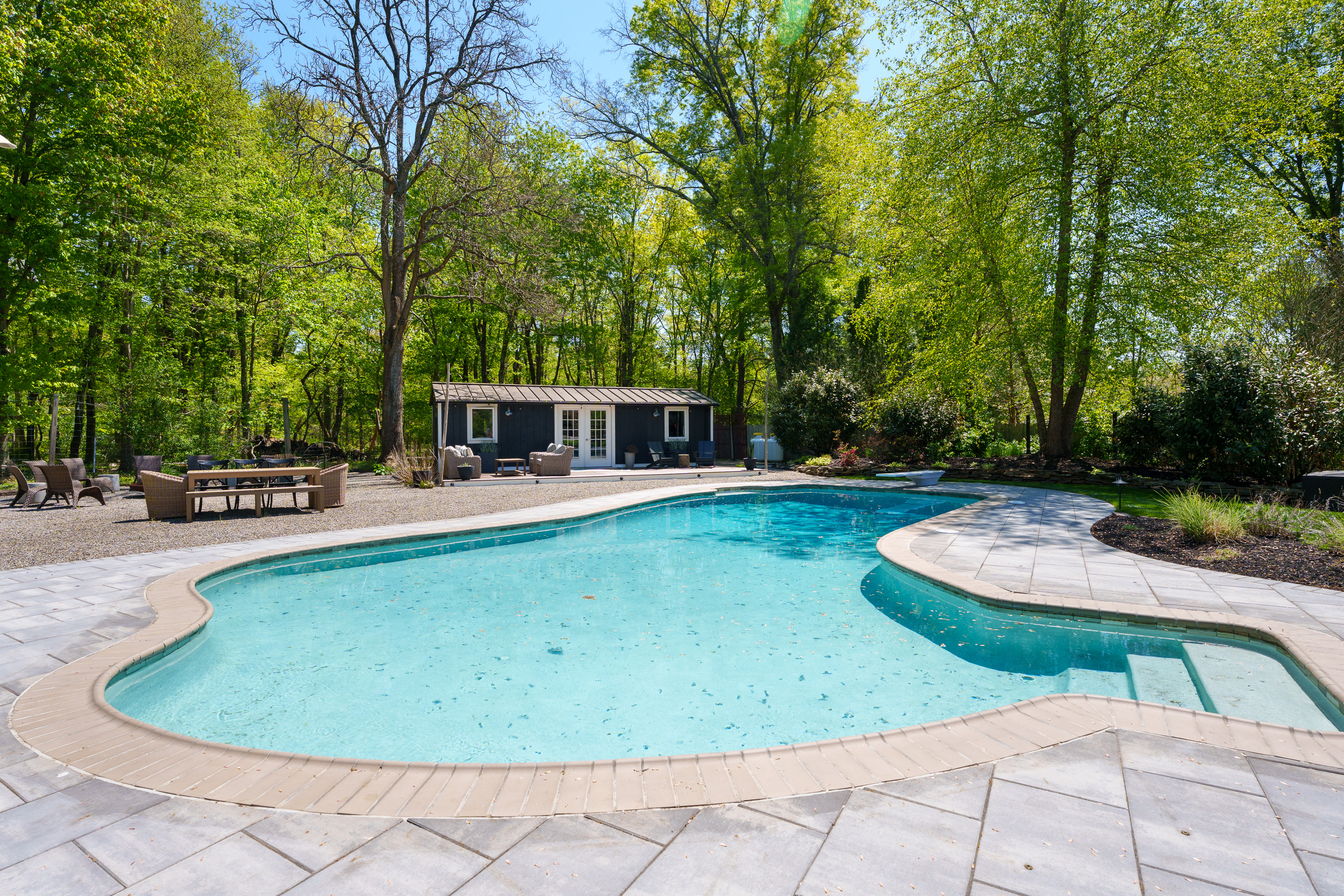  Turnkey Home Featuring Designer Kitchen, New Baths, and Resort-Style Yard - 物件實景