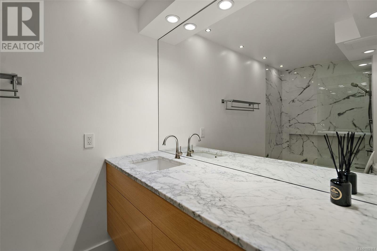 OAK BAY, British Columbia, V8S 2N6, CA, 2 Bedrooms Bedrooms, ,2 BathroomsBathrooms,Residential,For Sale,1874610