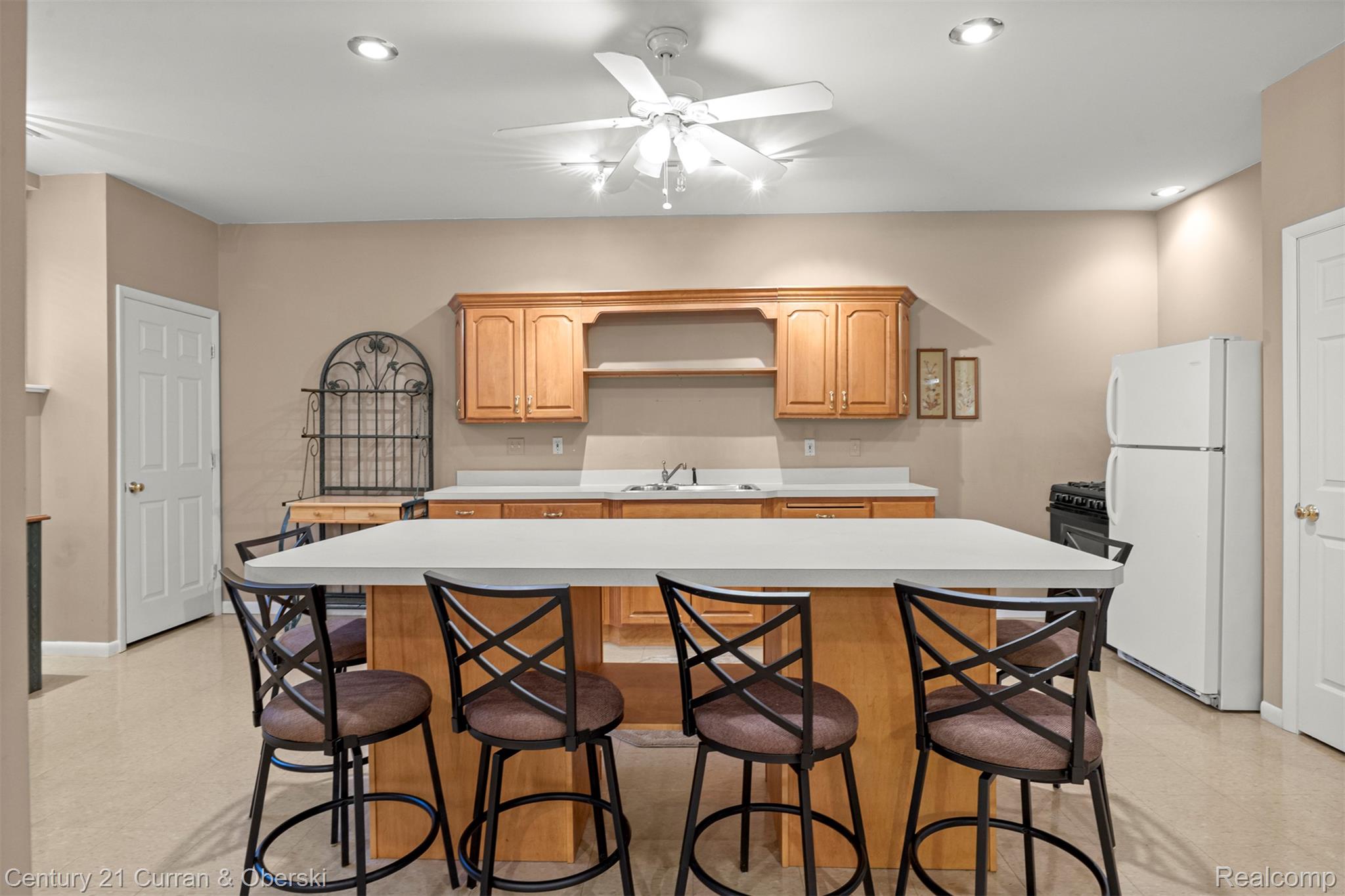 Shelby Charter Township, Michigan, 48316, United States, 2 Bedrooms Bedrooms, ,4 BathroomsBathrooms,Residential,For Sale,1977088