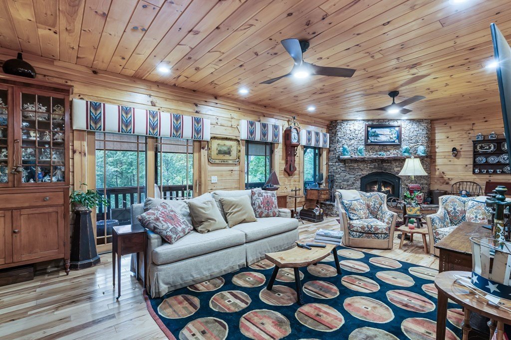 Hiawassee, Georgia, 30546, United States, 4 Bedrooms Bedrooms, ,4 BathroomsBathrooms,Residential,For Sale,1975098