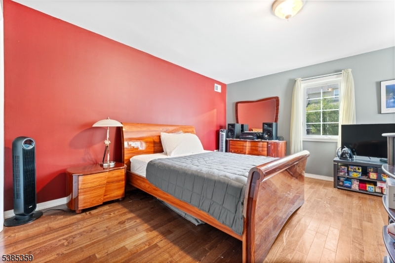 Wayne Twp., New Jersey, 07470, United States, 5 Bedrooms Bedrooms, ,3 BathroomsBathrooms,Residential,For Sale,1947958