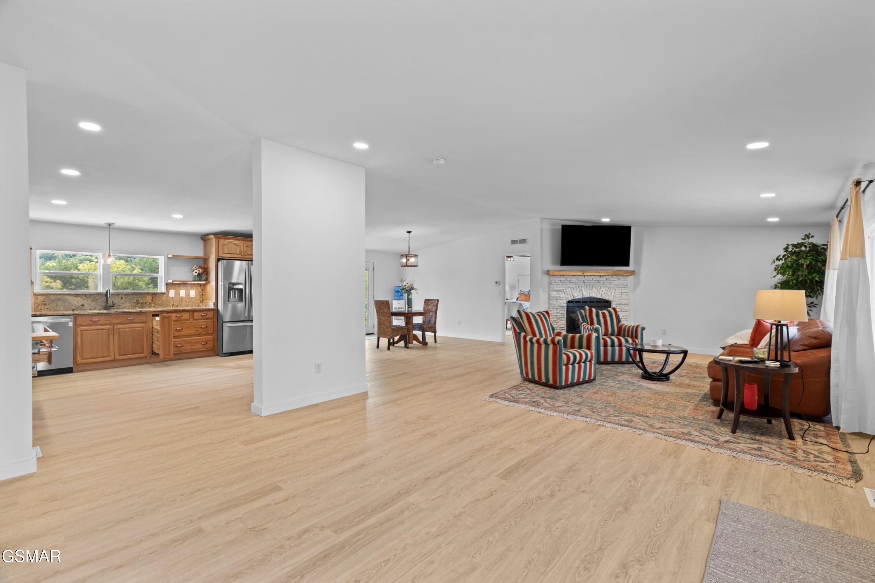 Dandridge, Tennessee, 37725, United States, 3 Bedrooms Bedrooms, ,2 BathroomsBathrooms,Residential,For Sale,1982636