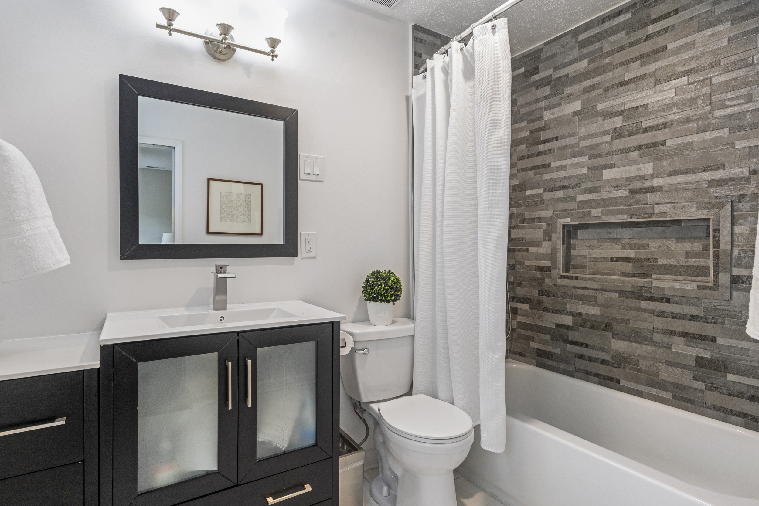  Bright, Stylish and Beautifully Updated Two Bedroom Townhome - 物件實景