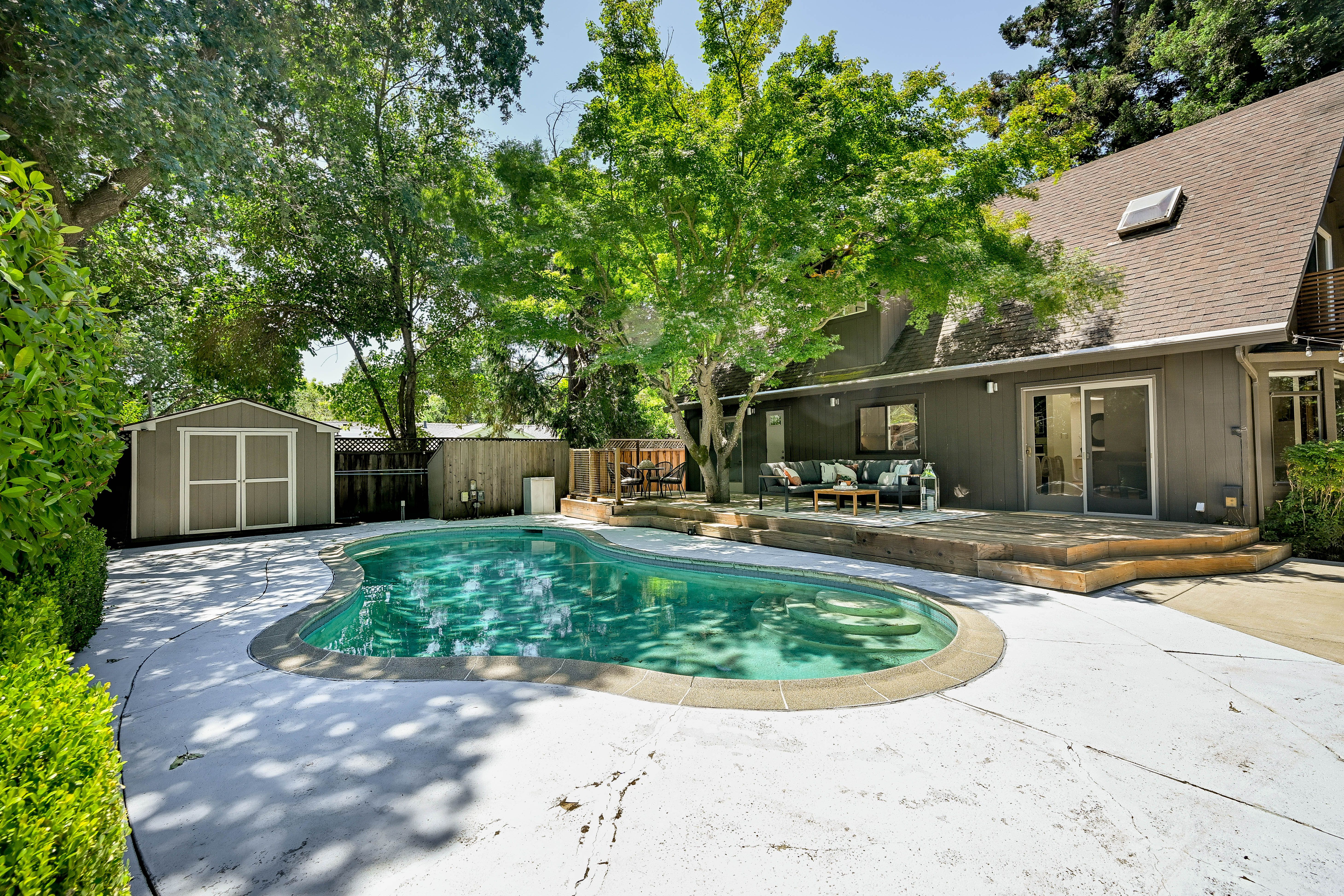  Exceptional Creekside Home in Desirable Saranap - 物件實景
