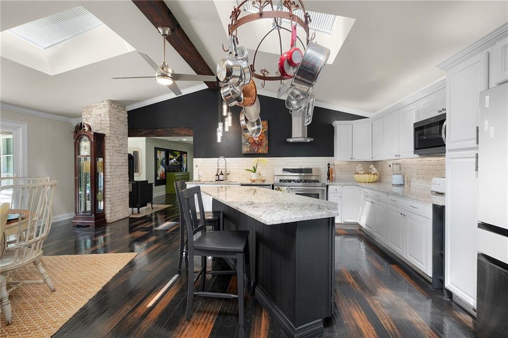 Calhoun, Georgia, 30701, United States, 3 Bedrooms Bedrooms, ,3 BathroomsBathrooms,Residential,For Sale,1980675