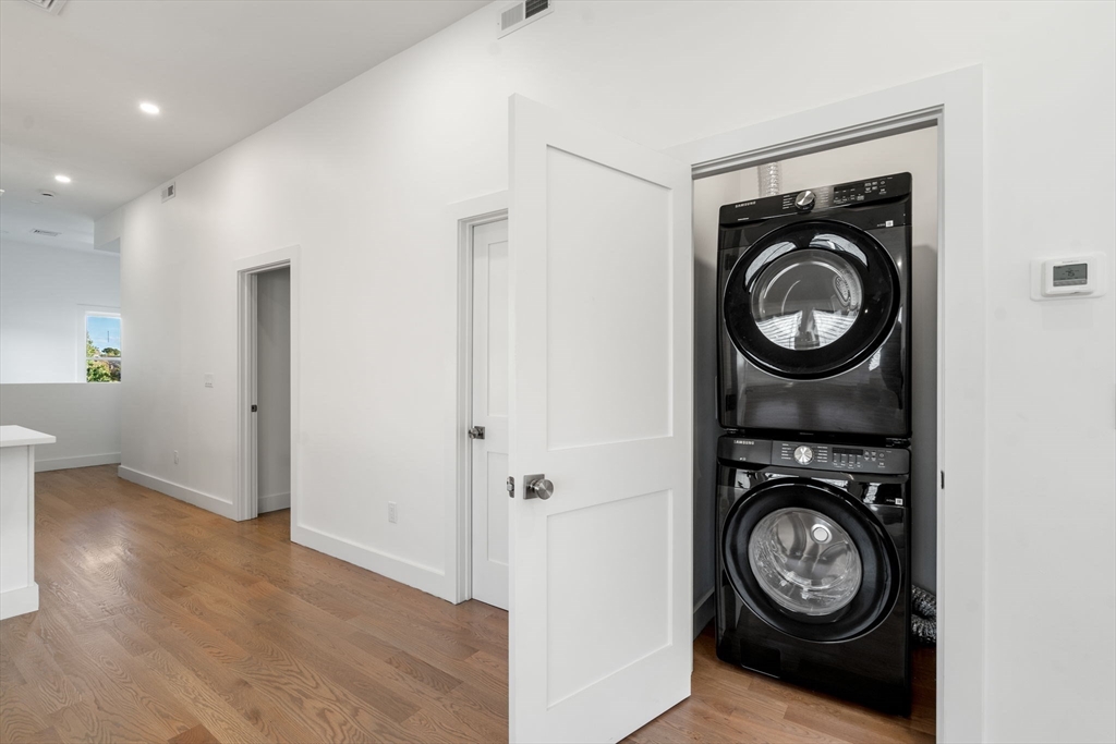 Waltham, Massachusetts, 02451, United States, 3 Bedrooms Bedrooms, ,2 BathroomsBathrooms,Residential,For Sale,1960528