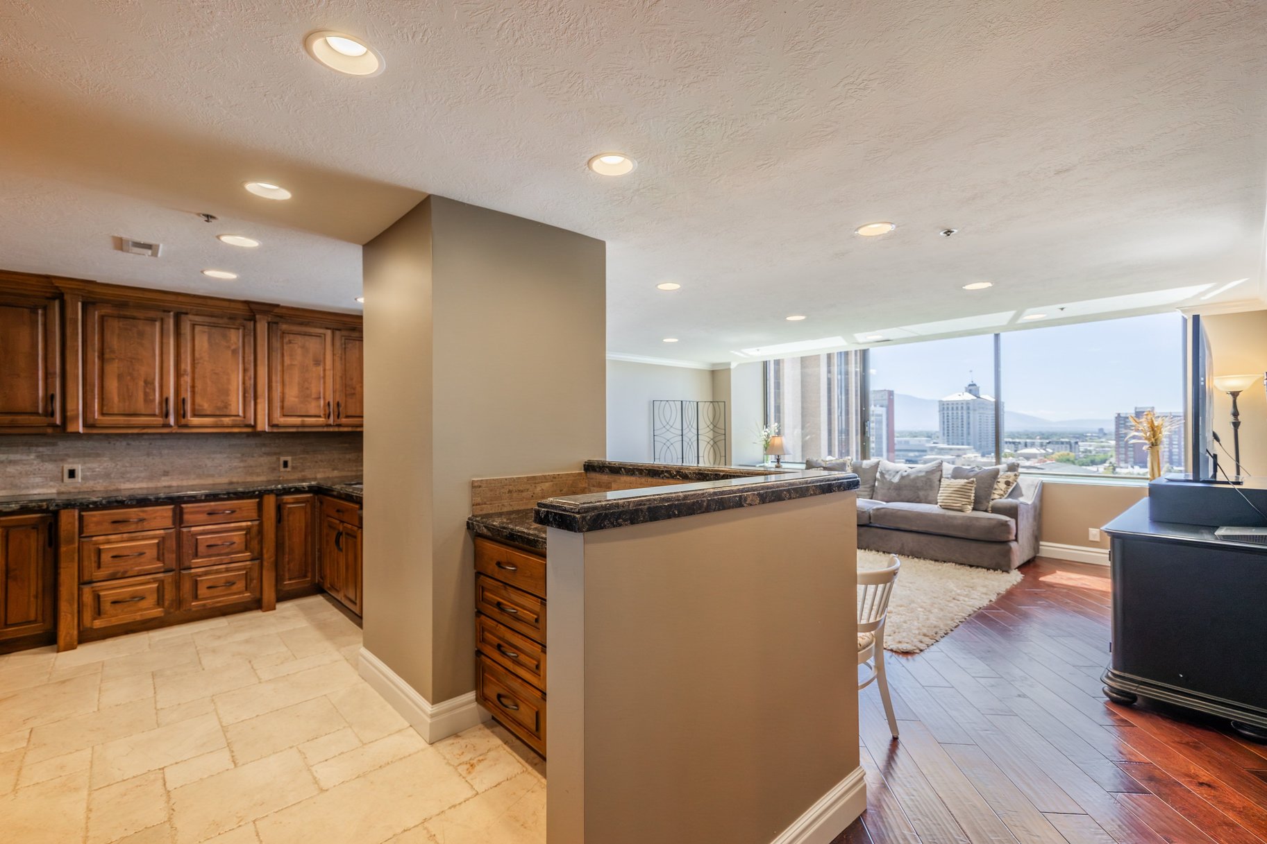  2-Bed Luxury Condo w/ Skyline Views — American Towers - 物件實景