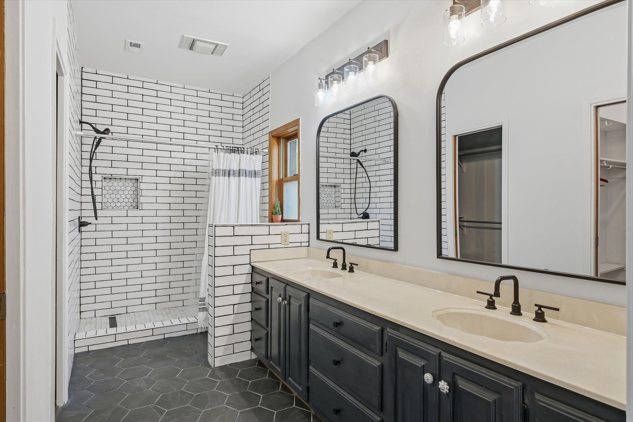 Wills Point, Texas, 75169, United States, 4 Bedrooms Bedrooms, ,4 BathroomsBathrooms,Residential,For Sale,1996475