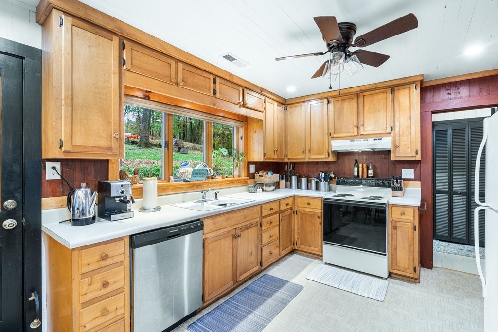 Brasstown, North Carolina, 28902, United States, 3 Bedrooms Bedrooms, ,3 BathroomsBathrooms,Residential,For Sale,1986118