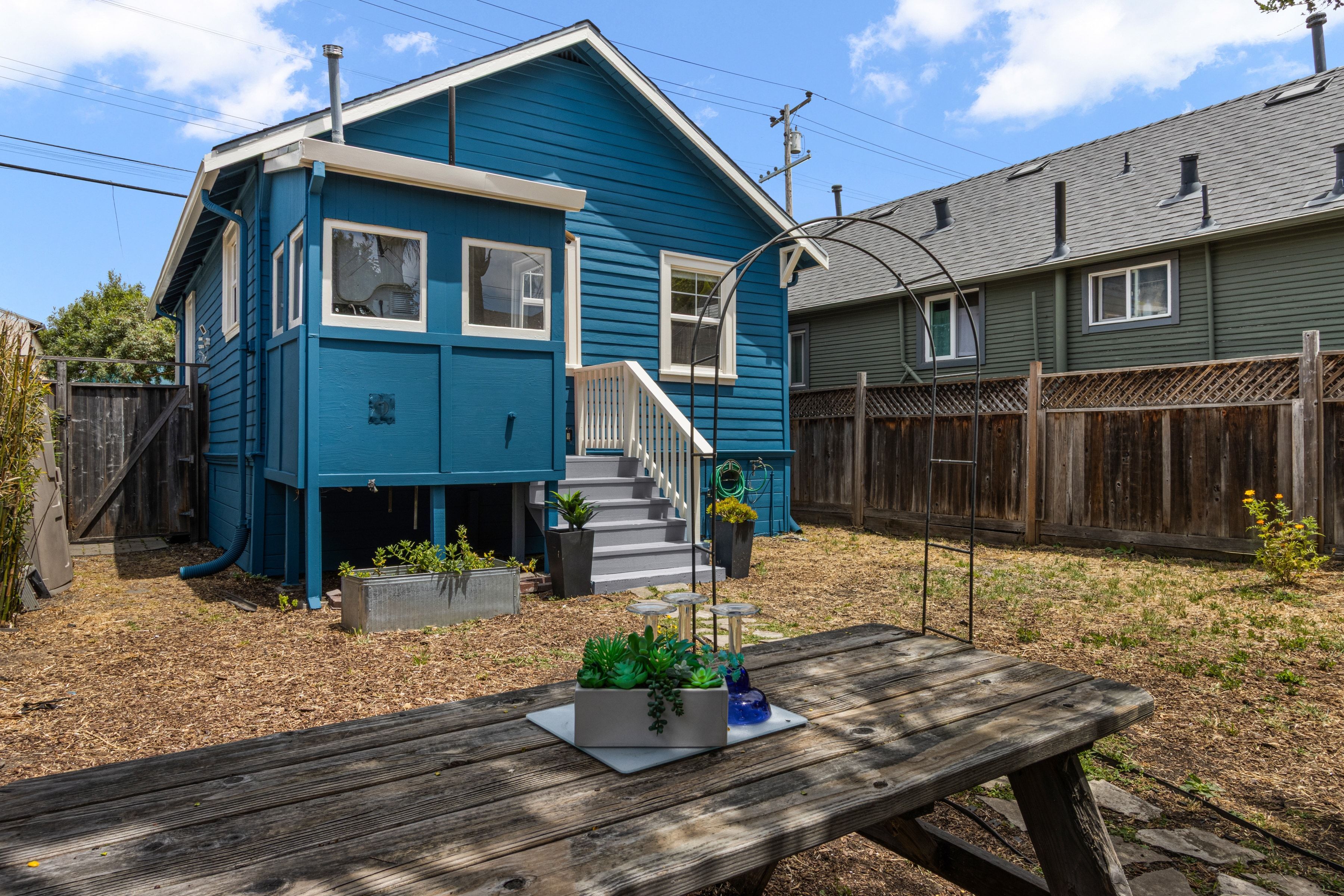  A Storybook North Oakland Cottage Offering Charm, Character, and Potential - 物件實景