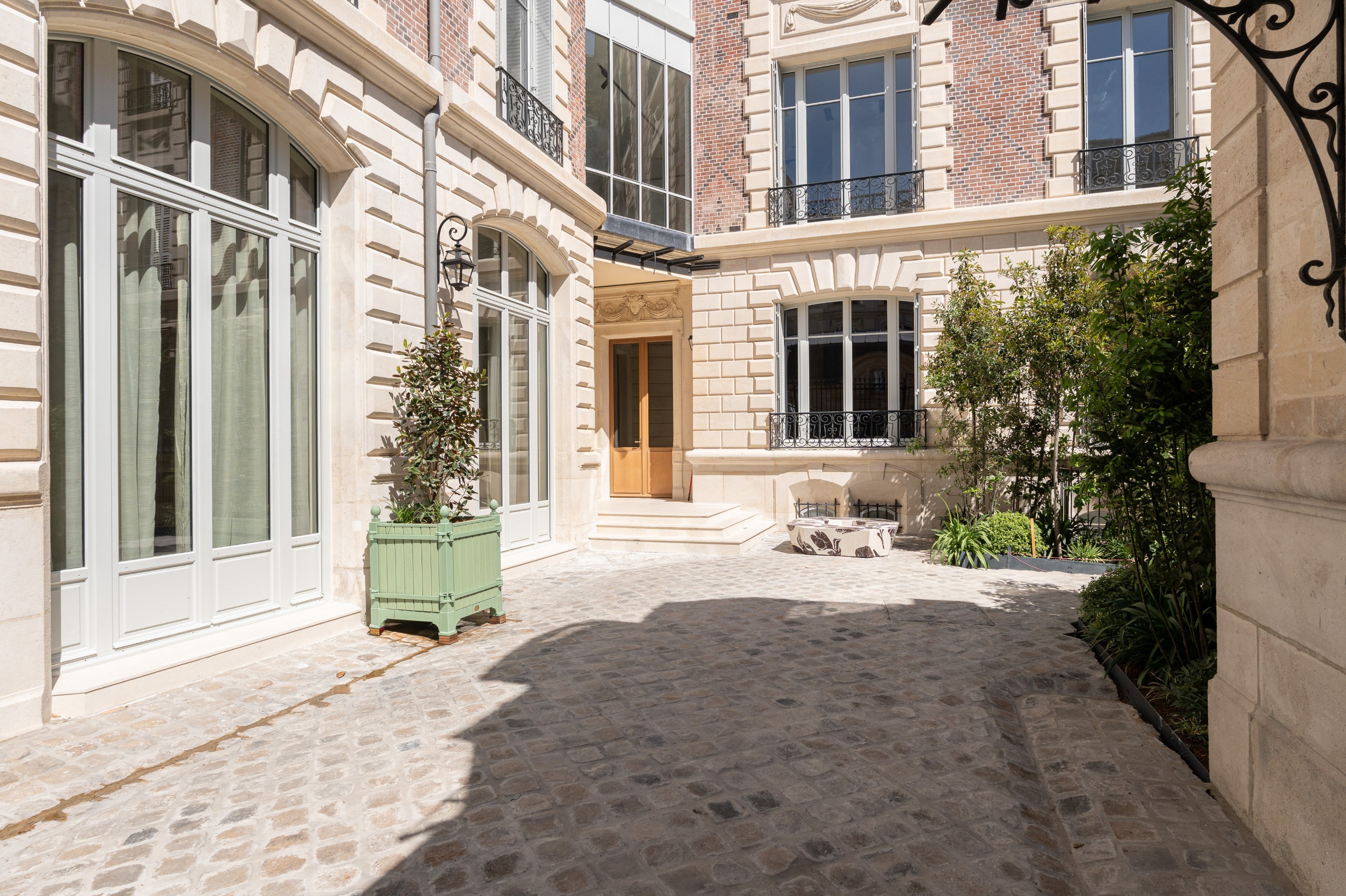  Private mansion between a ceremonial courtyard and a garden opening onto Parc M… - 物件實景