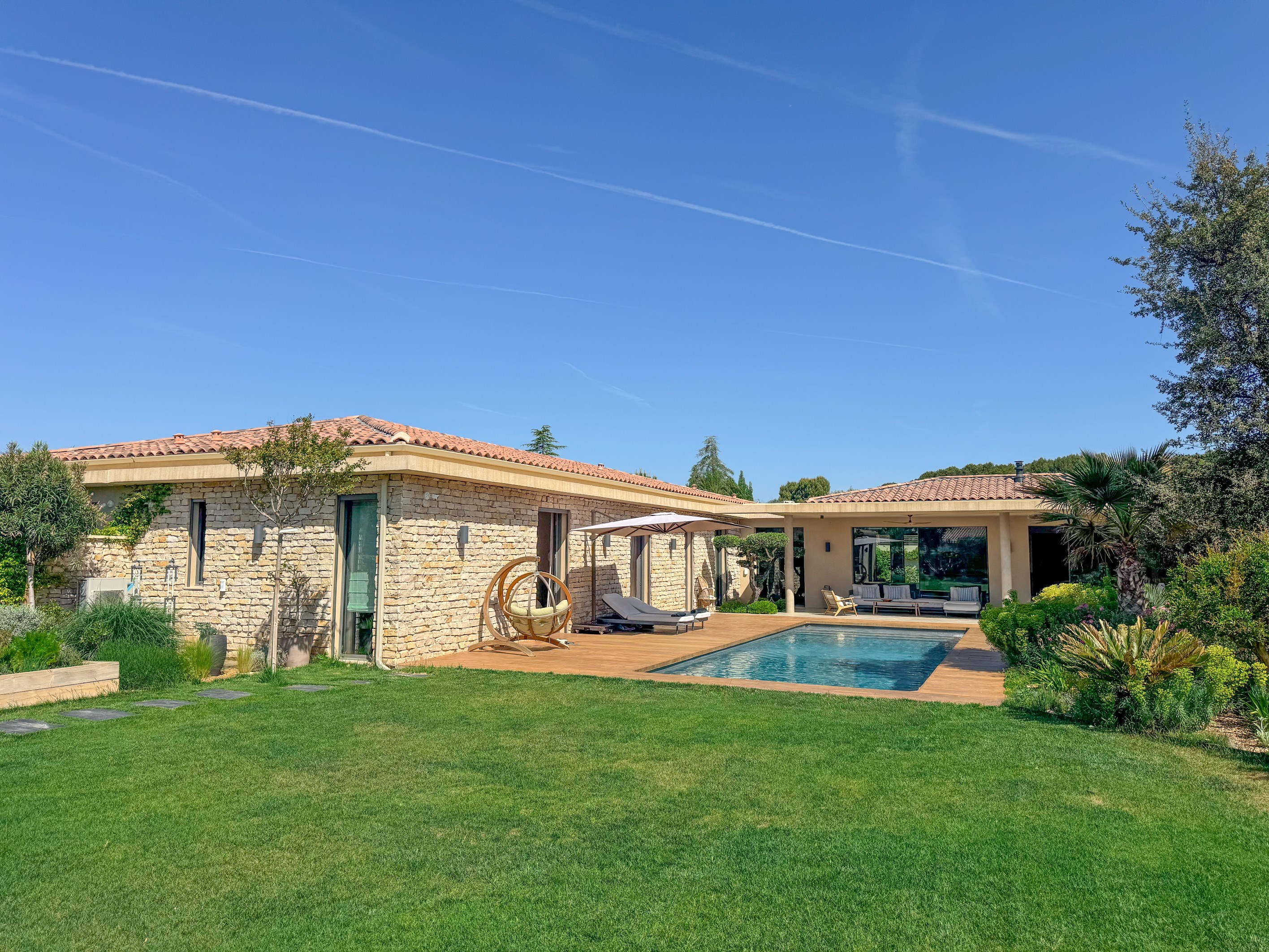  Elegant single-storey villa – 225 sqm of living space – 1,500 sqm landscaped gr… - 物件實景