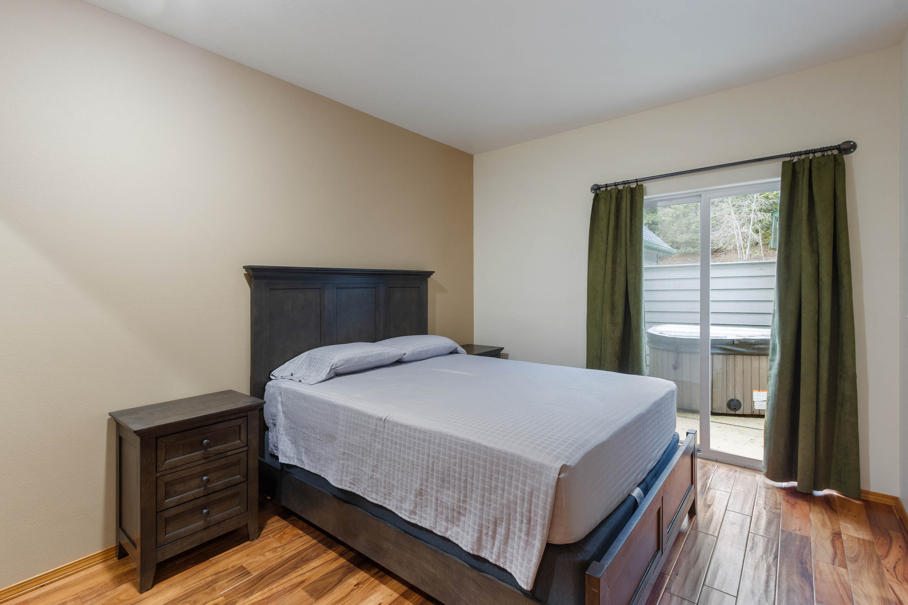 Hope, Idaho, 83836, United States, 2 Bedrooms Bedrooms, ,1 BathroomBathrooms,Residential,For Sale,2010313