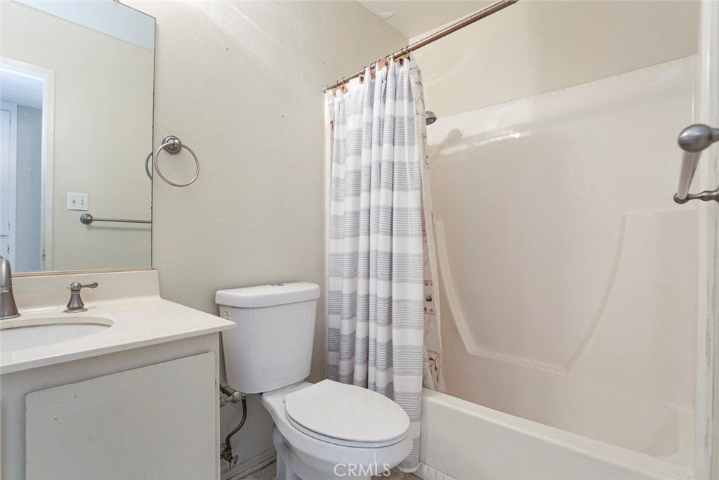 Glendale, California, 91202, United States, 2 Bedrooms Bedrooms, ,1 BathroomBathrooms,Residential,For Sale,1988969