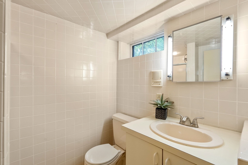 Newton, Massachusetts, 02468, United States, 4 Bedrooms Bedrooms, ,4 BathroomsBathrooms,Residential,For Sale,1942109