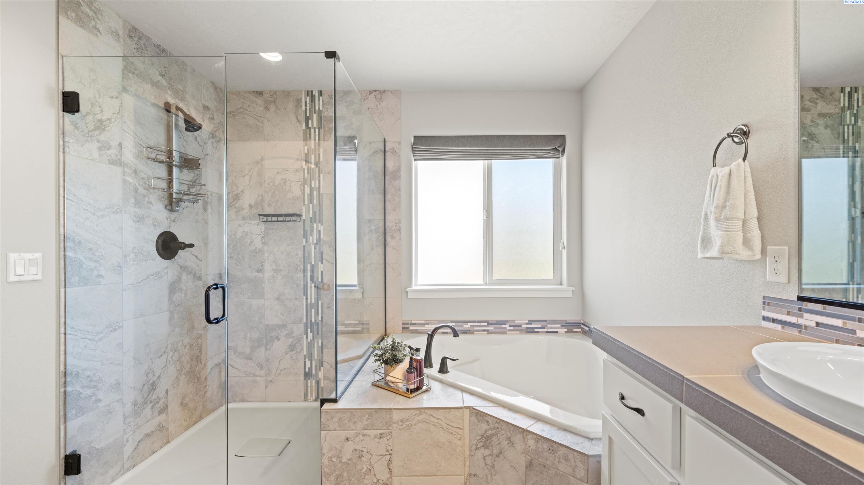 Richland, Washington, 99352, United States, 5 Bedrooms Bedrooms, ,3 BathroomsBathrooms,Residential,For Sale,1947439